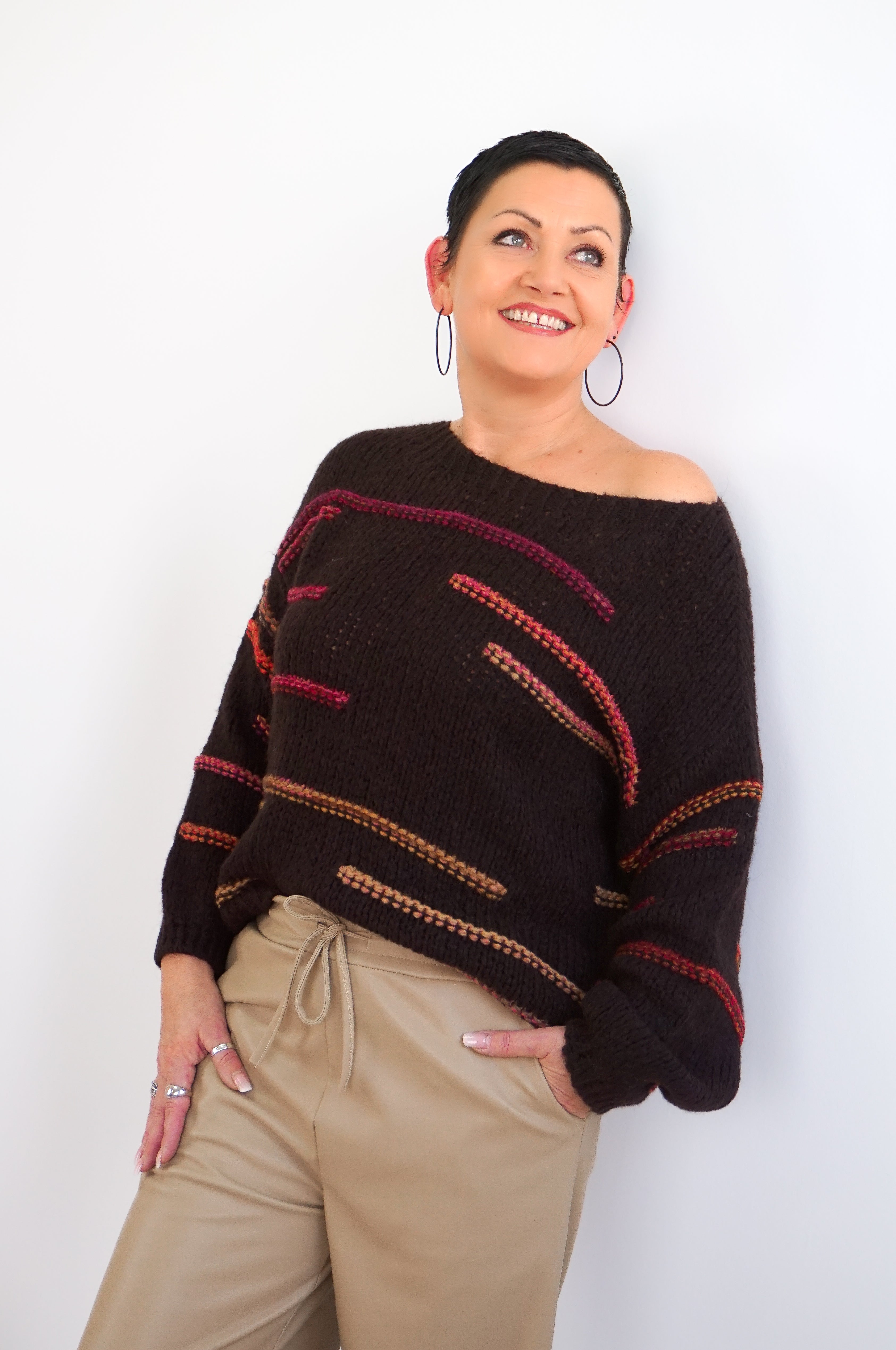 Strickpulli mit farblichen Akzenten, schokobraun