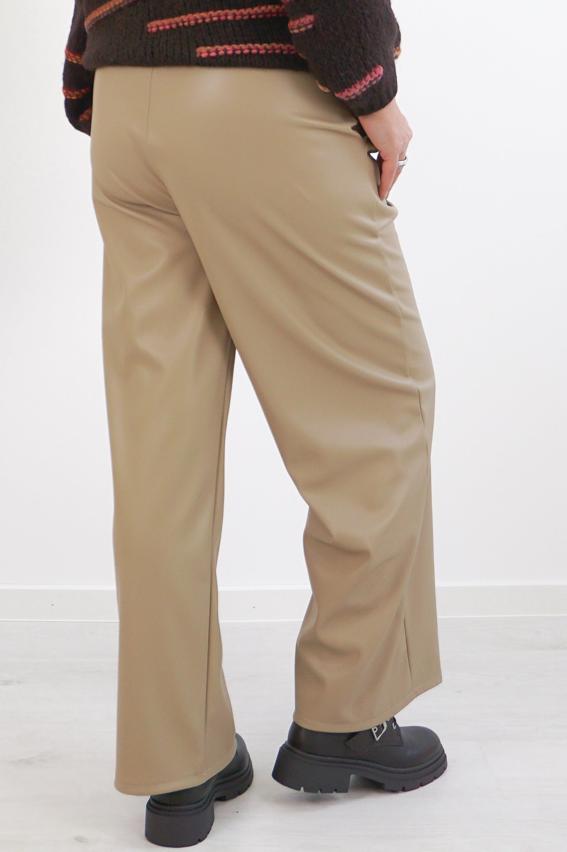 Lederimitathose mit geradem Bein, beige