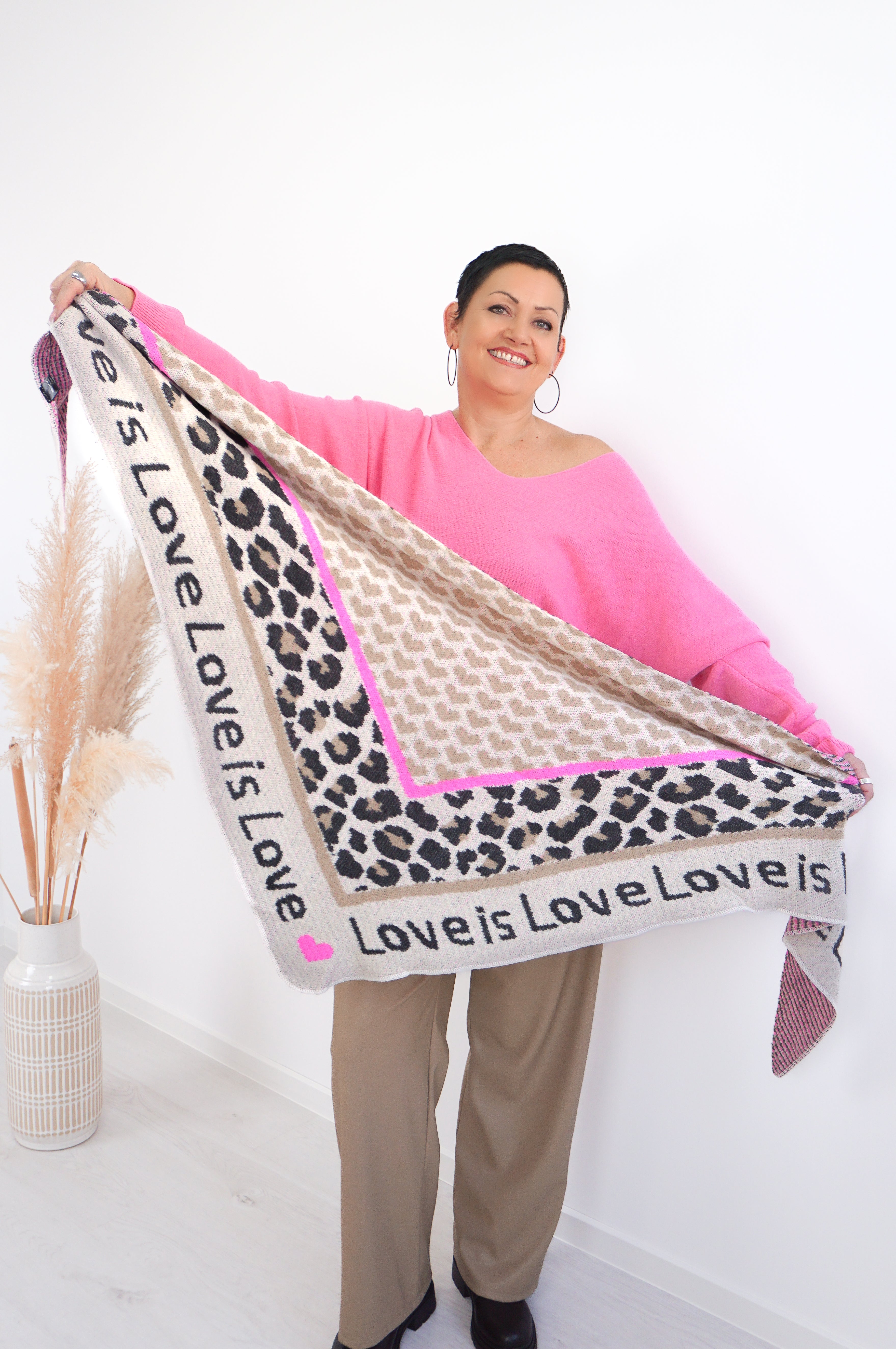 Dreiecksschal "Love is Love", hellbeige/beige