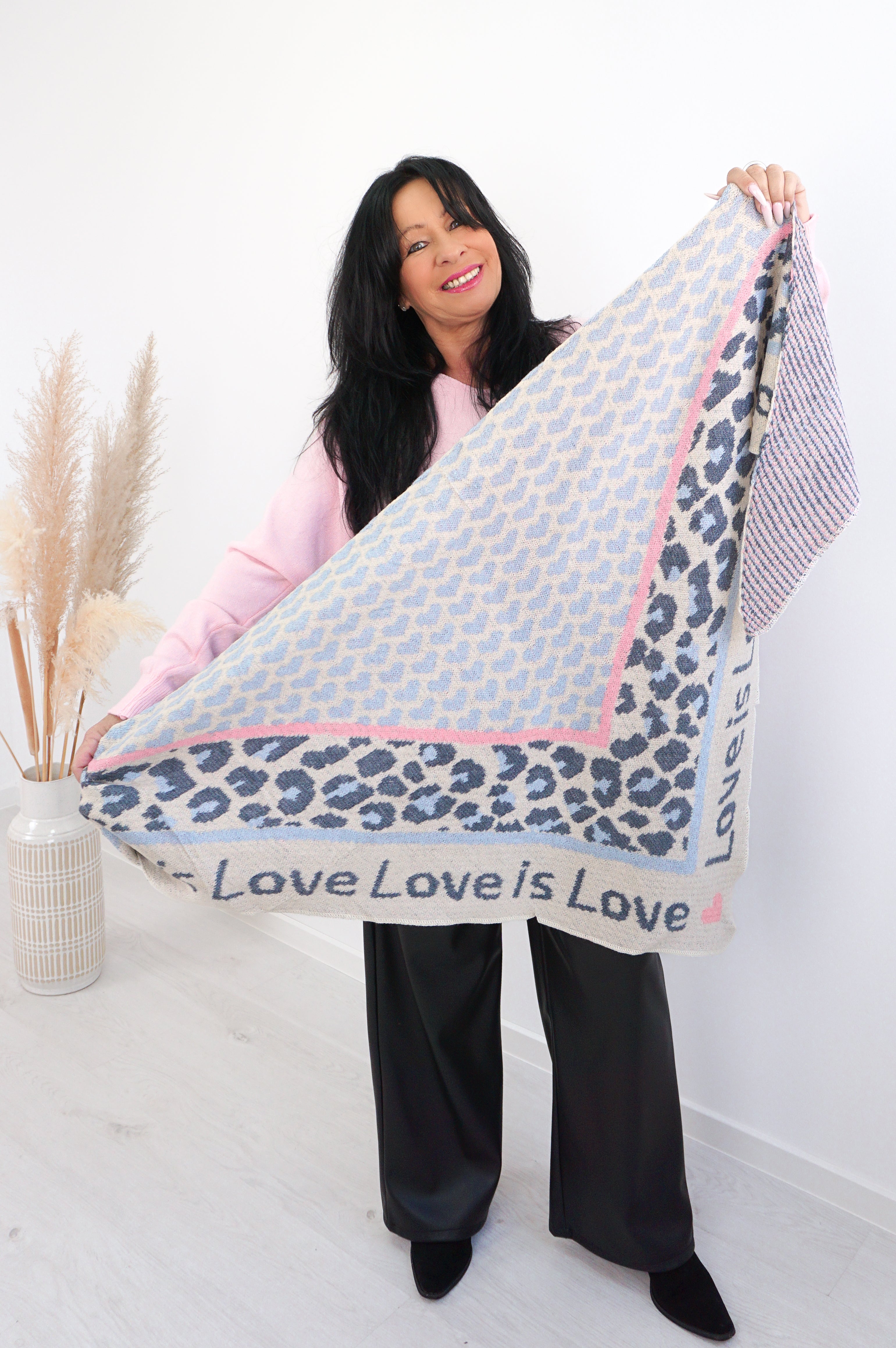 Dreiecksschal "Love is Love" beige/hellblau