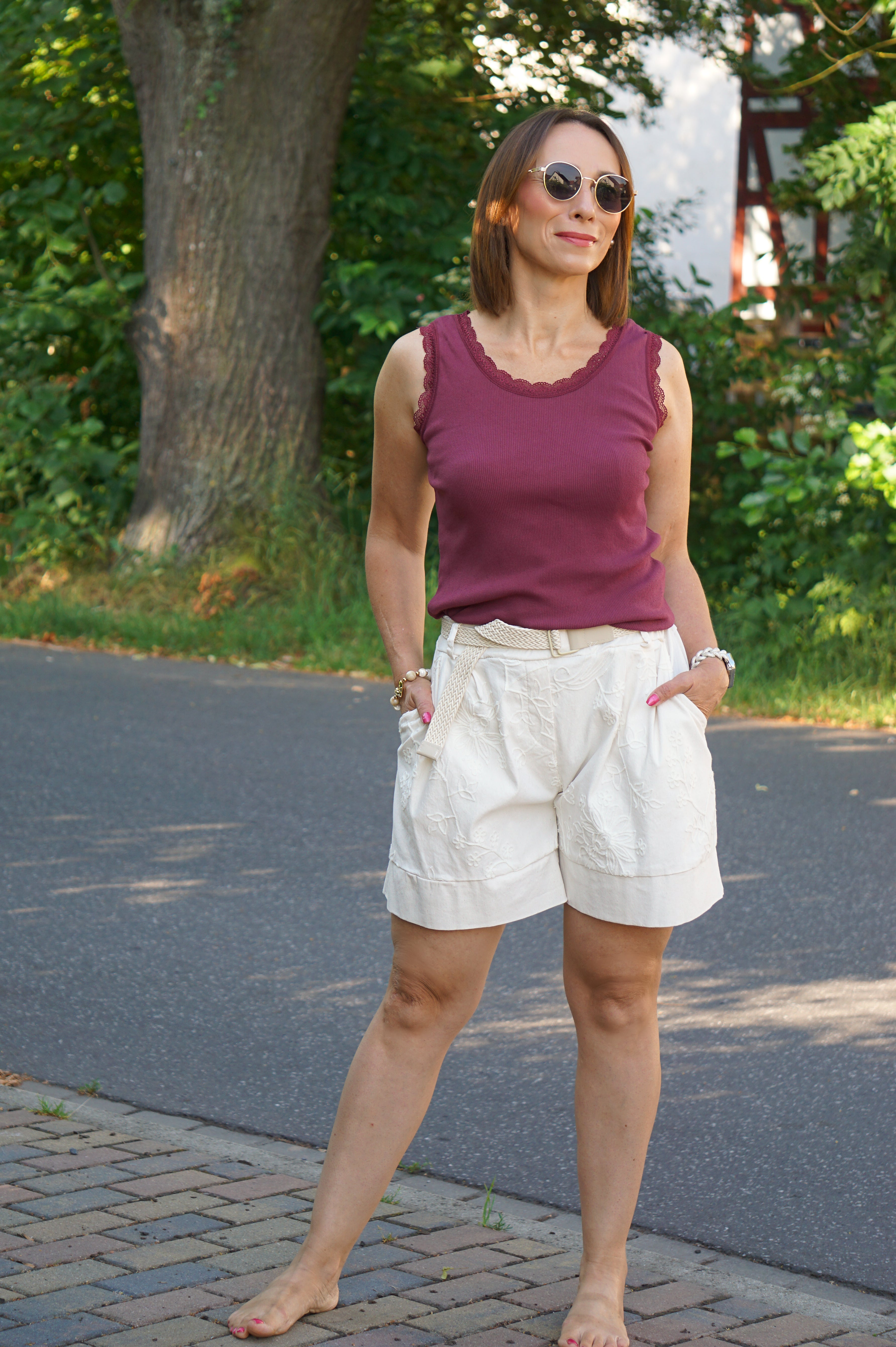Bermuda Shorts mit Blumenstickerei, creme