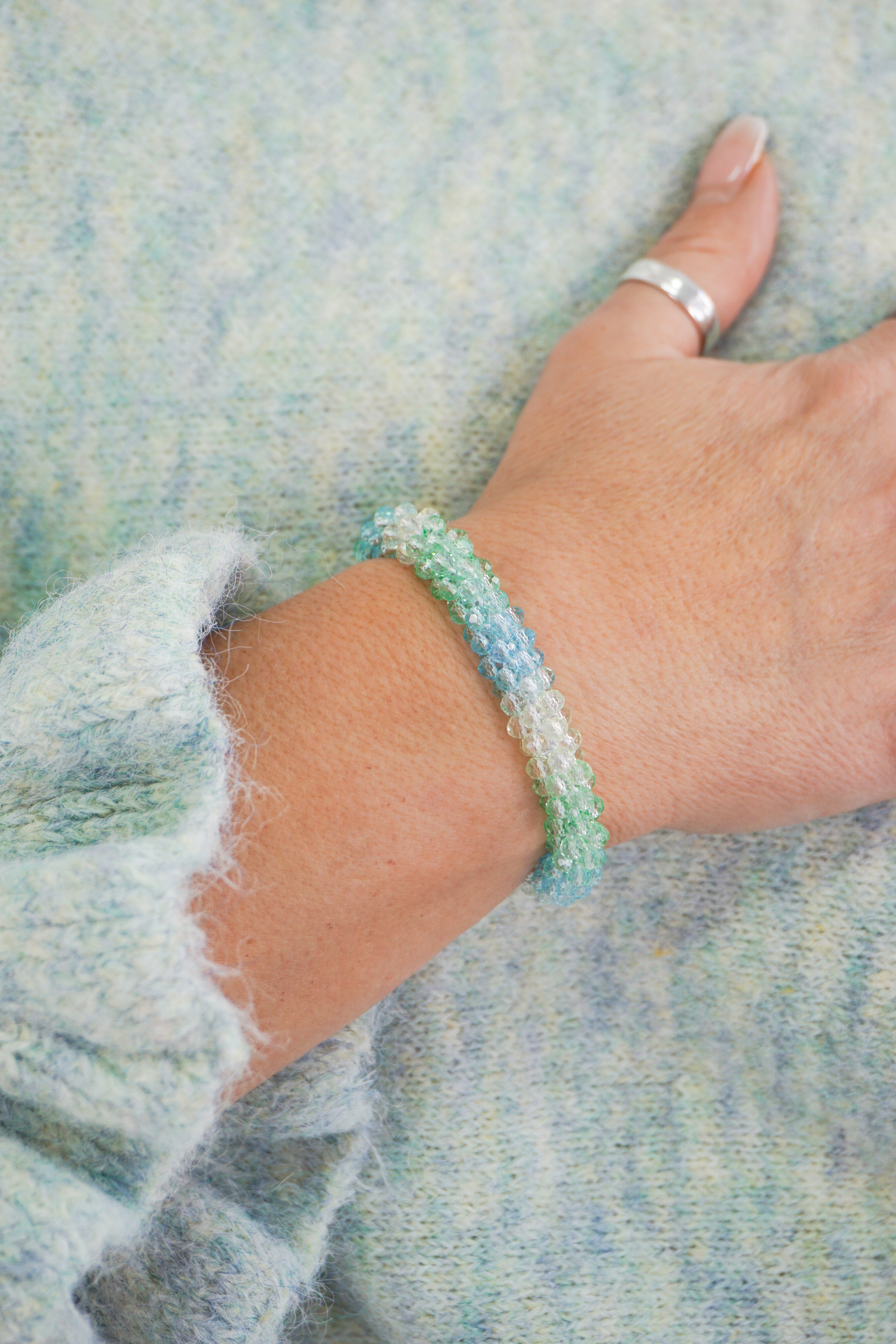 Perlenarmband mit Farbverlauf, grün/blau/klar