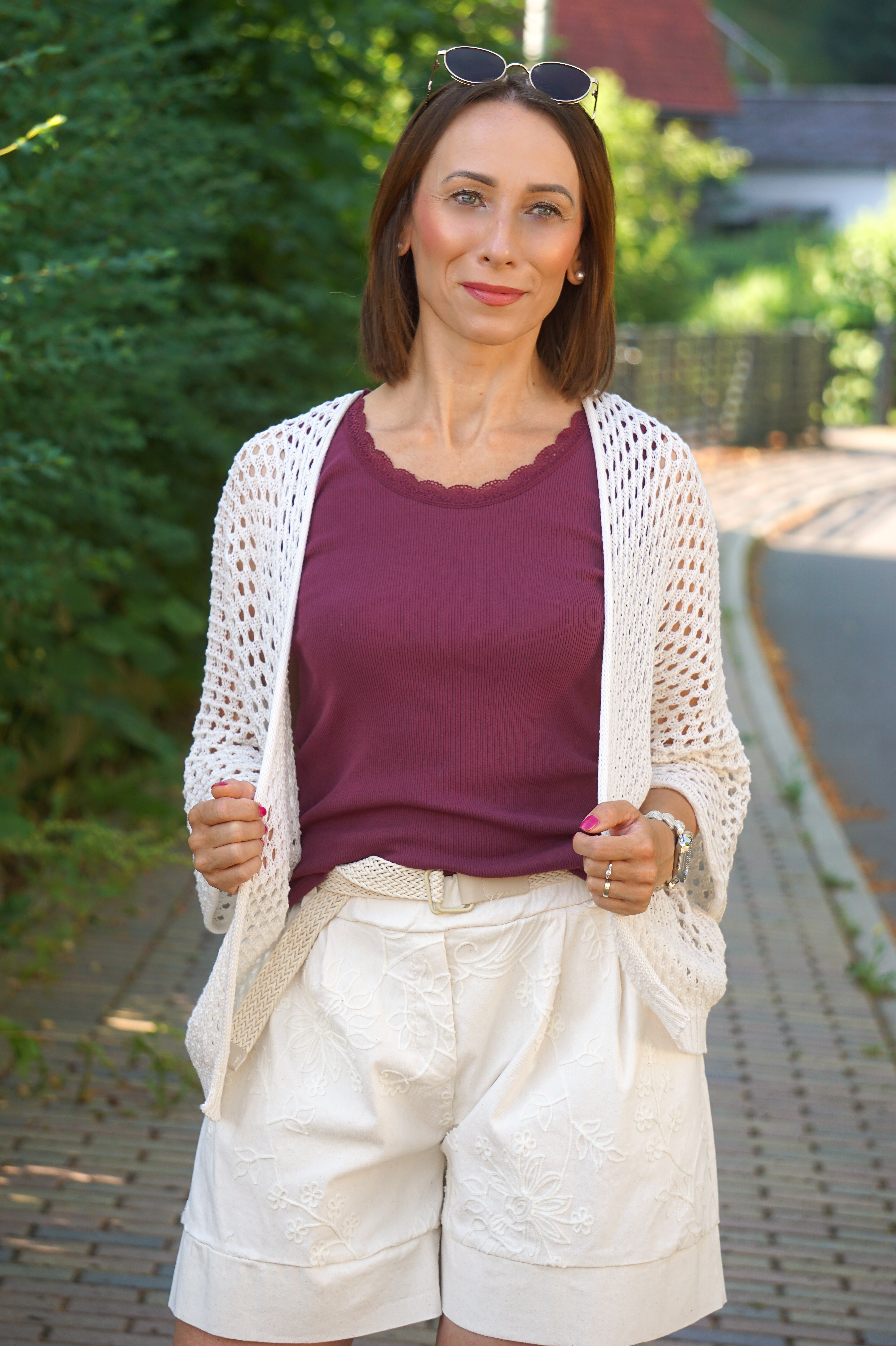 Bermuda Shorts mit Blumenstickerei, creme
