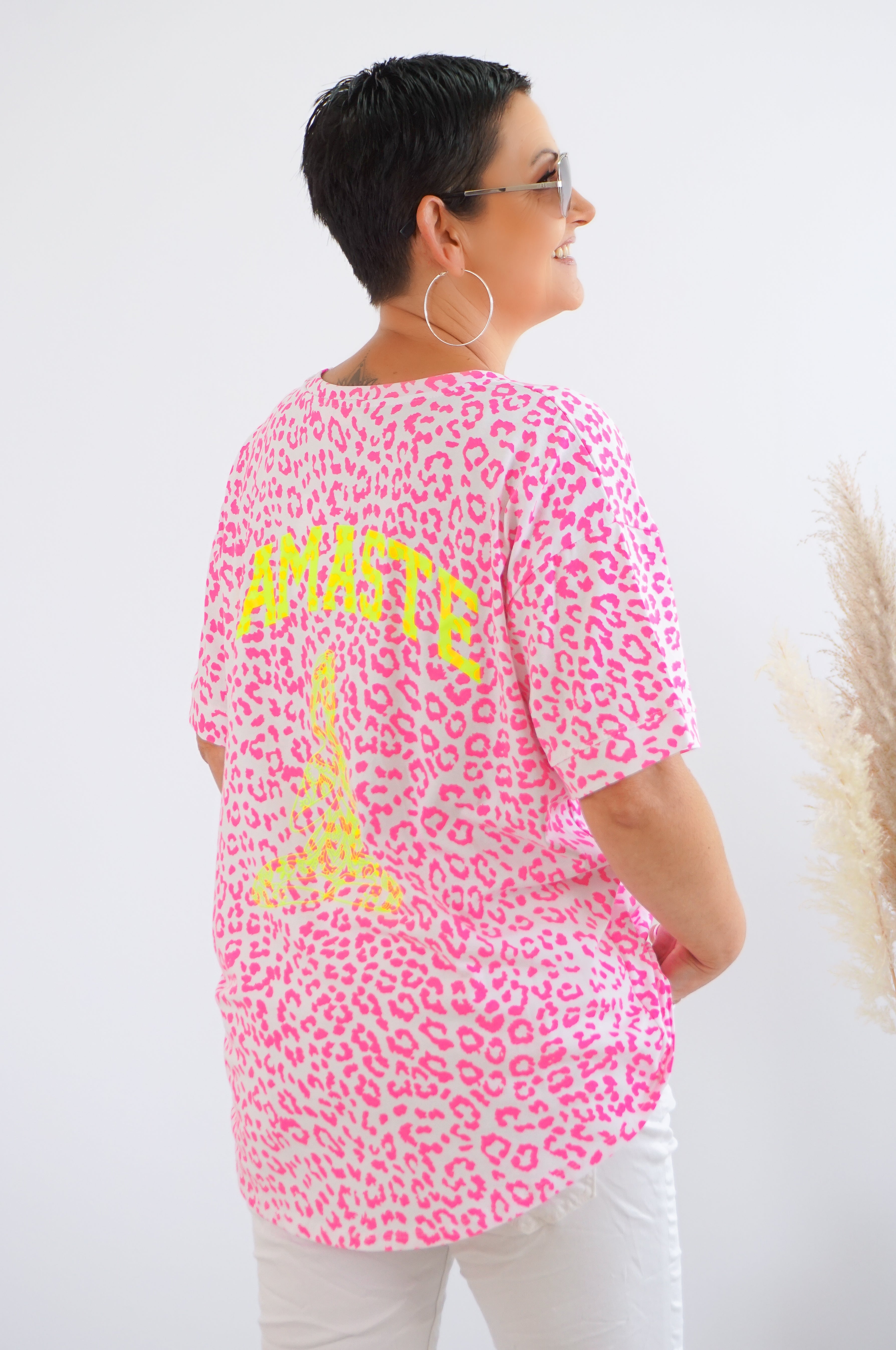 T-Shirt "Namaste", weiß/neonpink