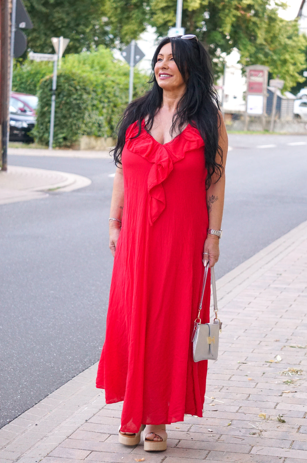 Langes Kleid mit Volant, rot