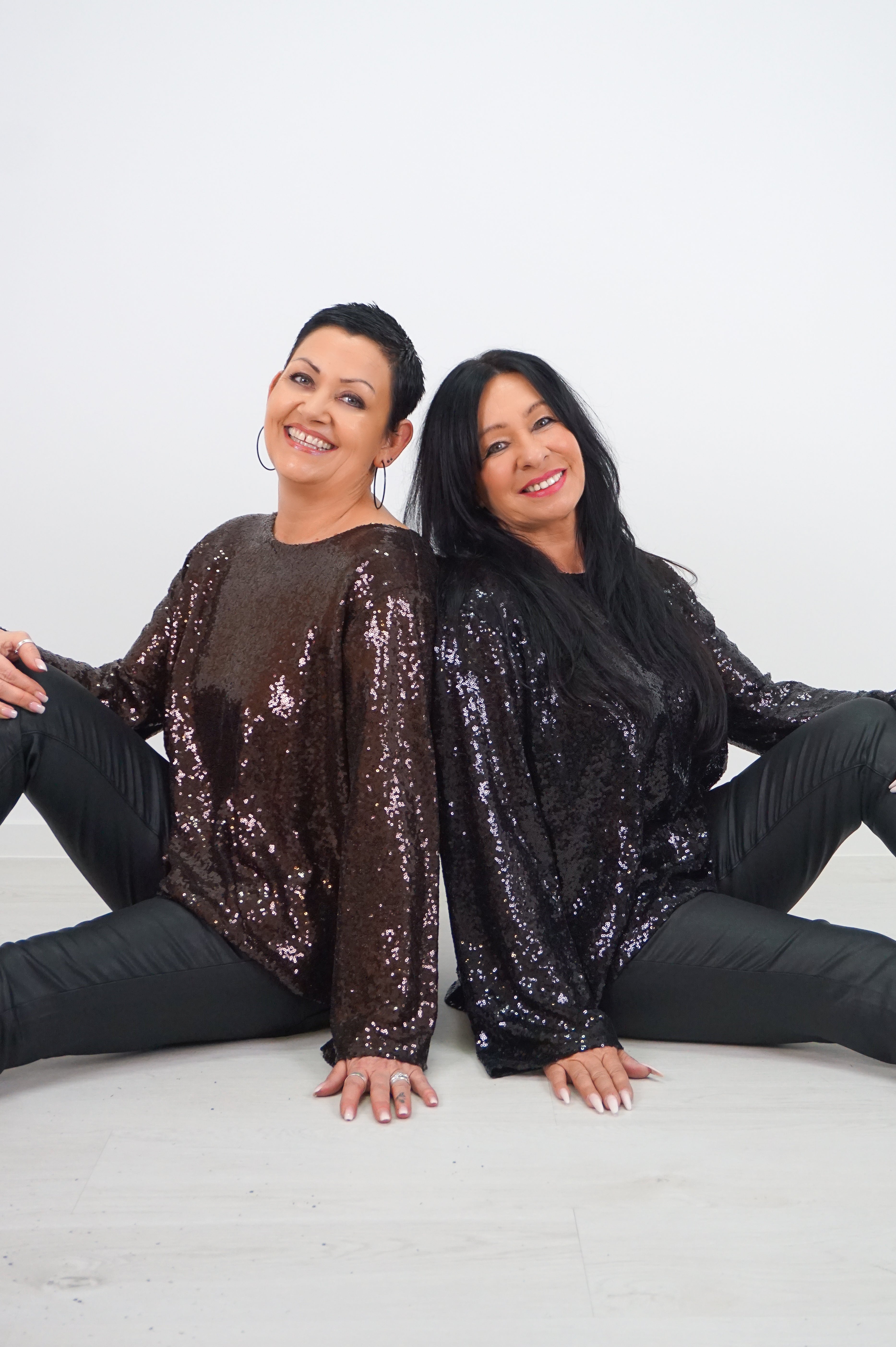 Bluse mit Pailletten und Schleife, schwarz