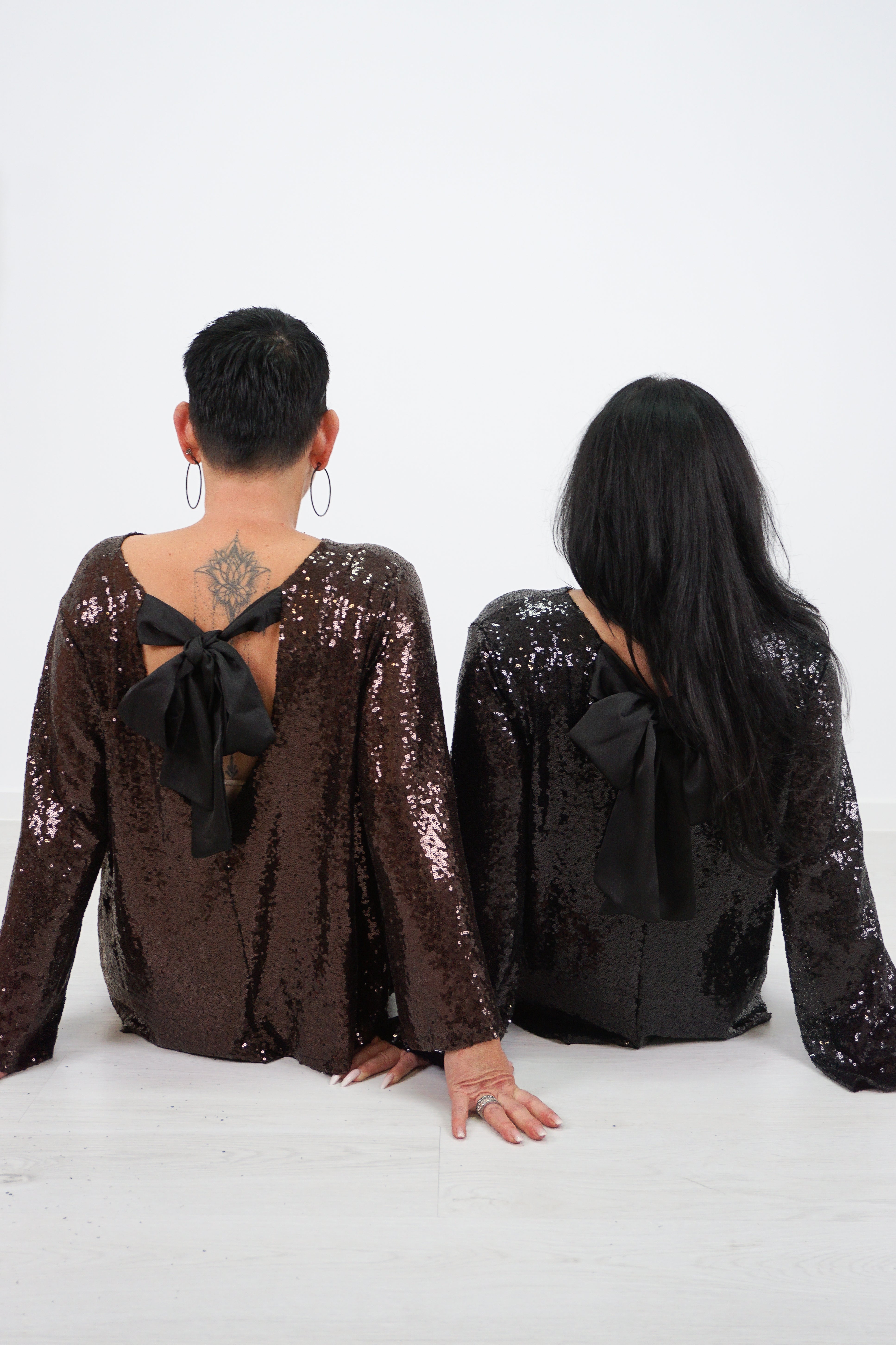 Bluse mit Pailletten und Schleife, schwarz