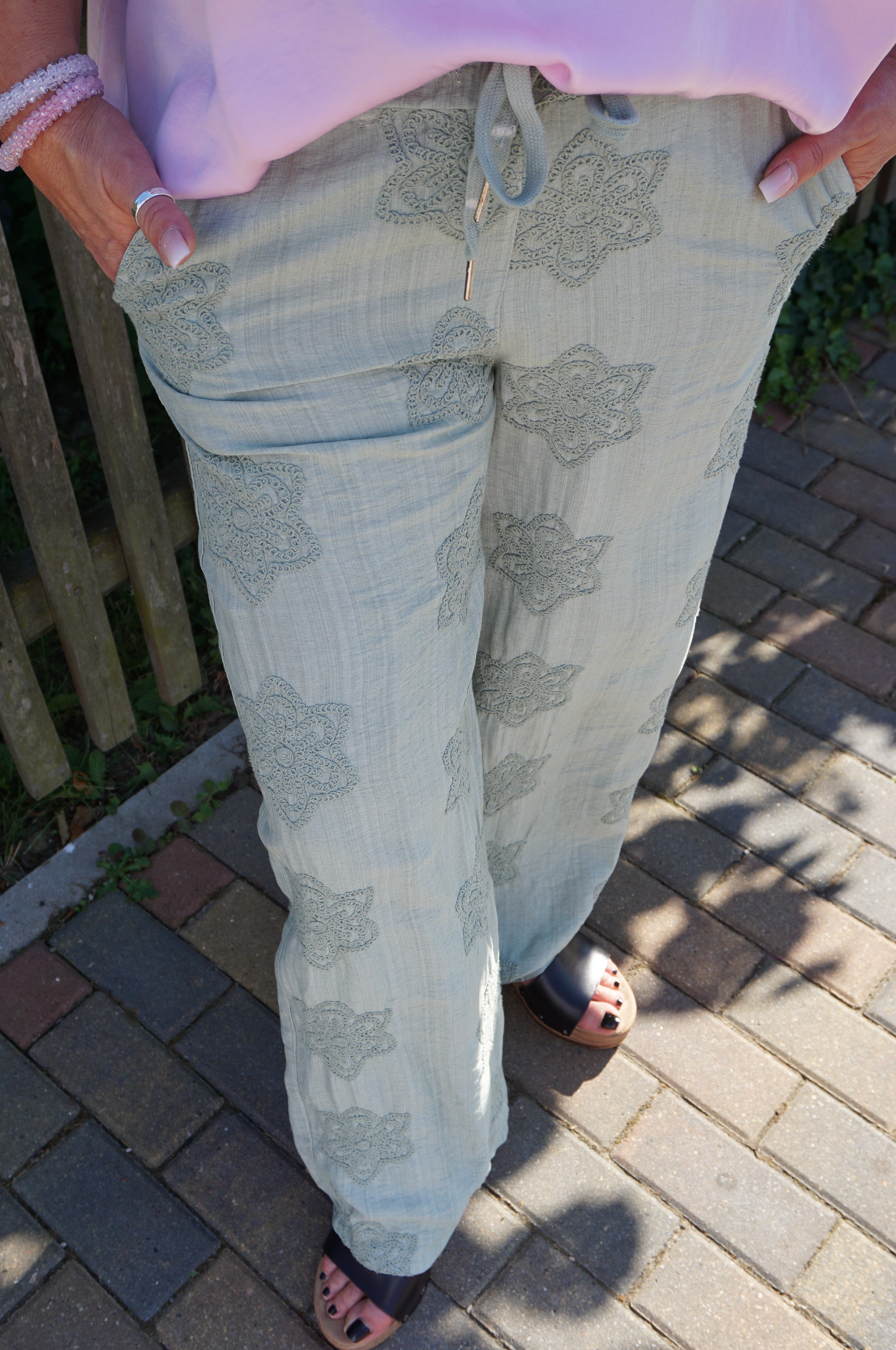 Sommerhose mit 3D Print, salbeigrün