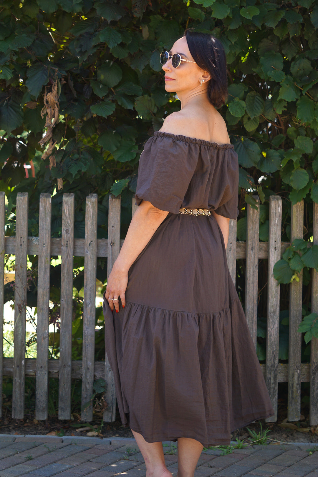 Kleid mit Carmen-Ausschnitt und goldenem Schimmer, schokobraun