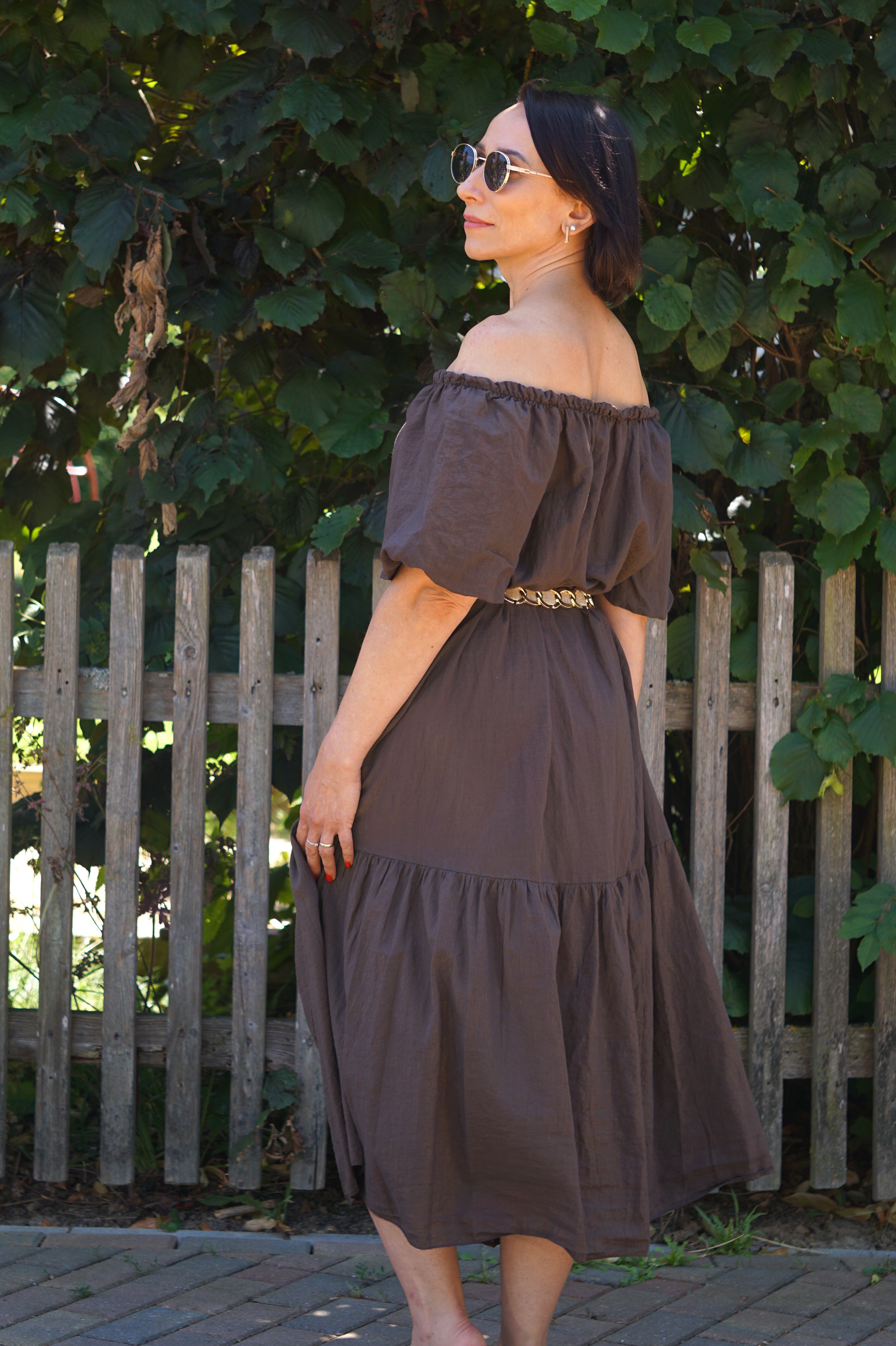 Kleid mit Carmen-Ausschnitt und goldenem Schimmer, schokobraun