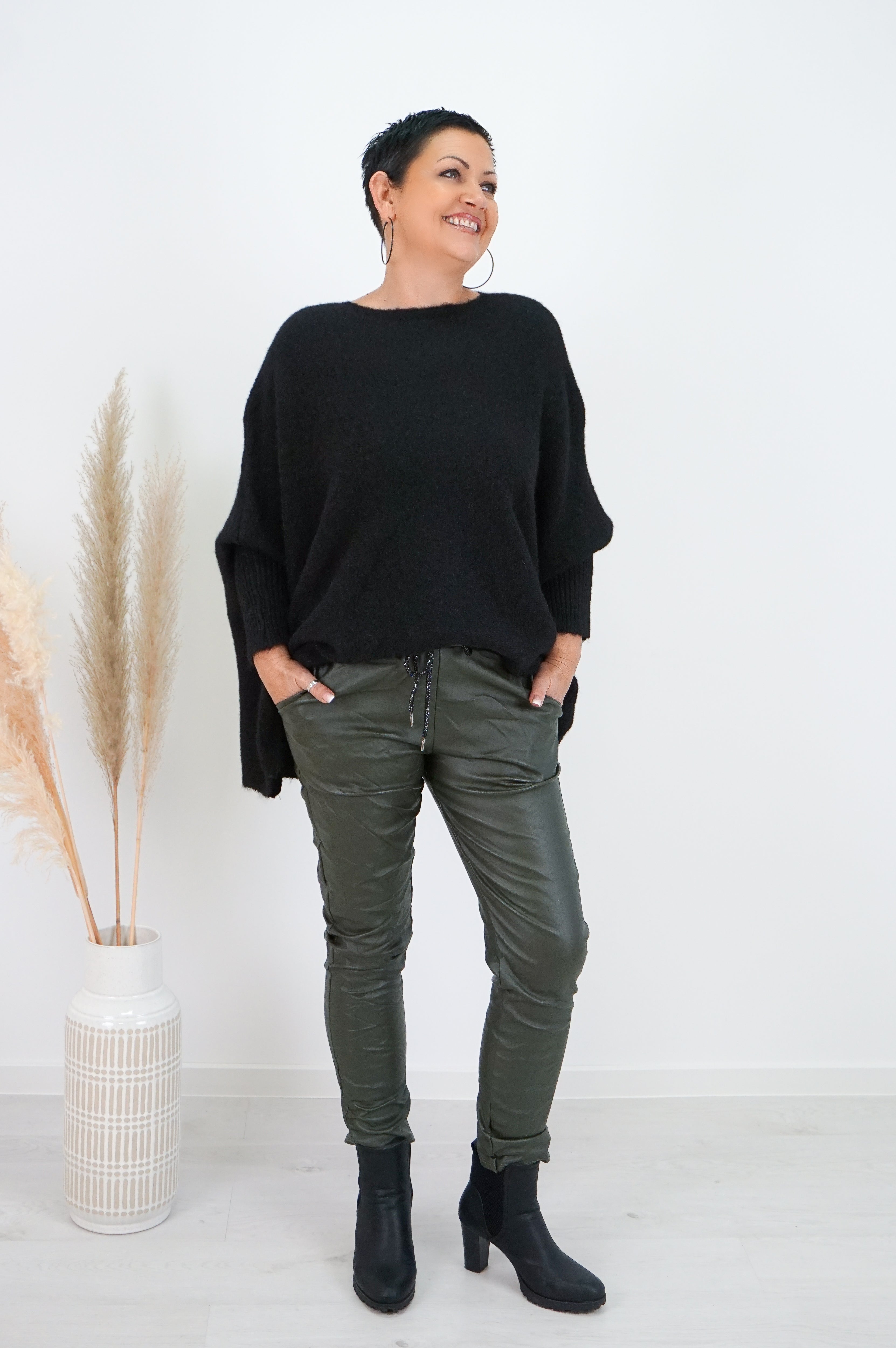 Weiter Strickpulli, schwarz