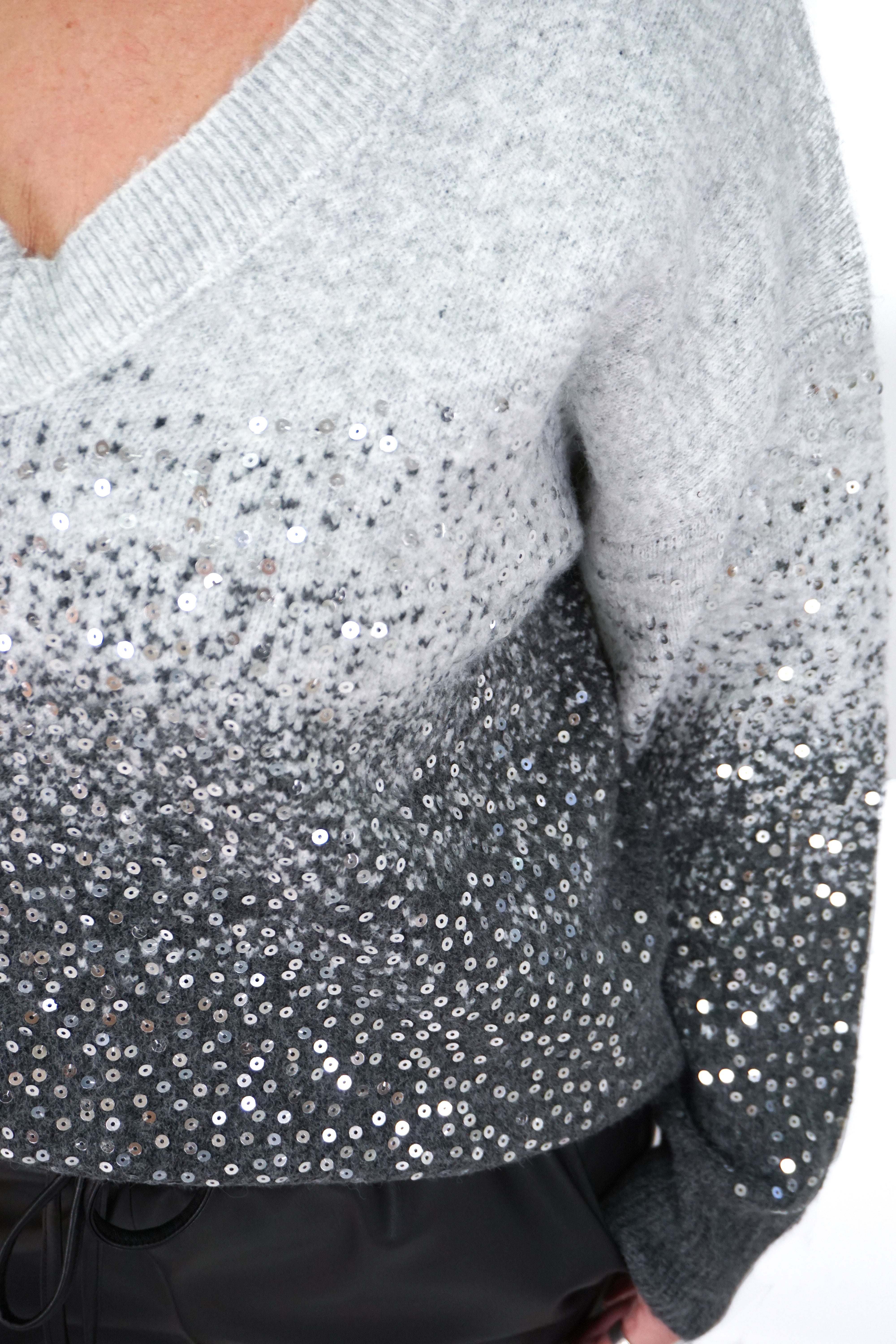 Strickpulli mit Farbverlauf und Pailletten, grau/silber