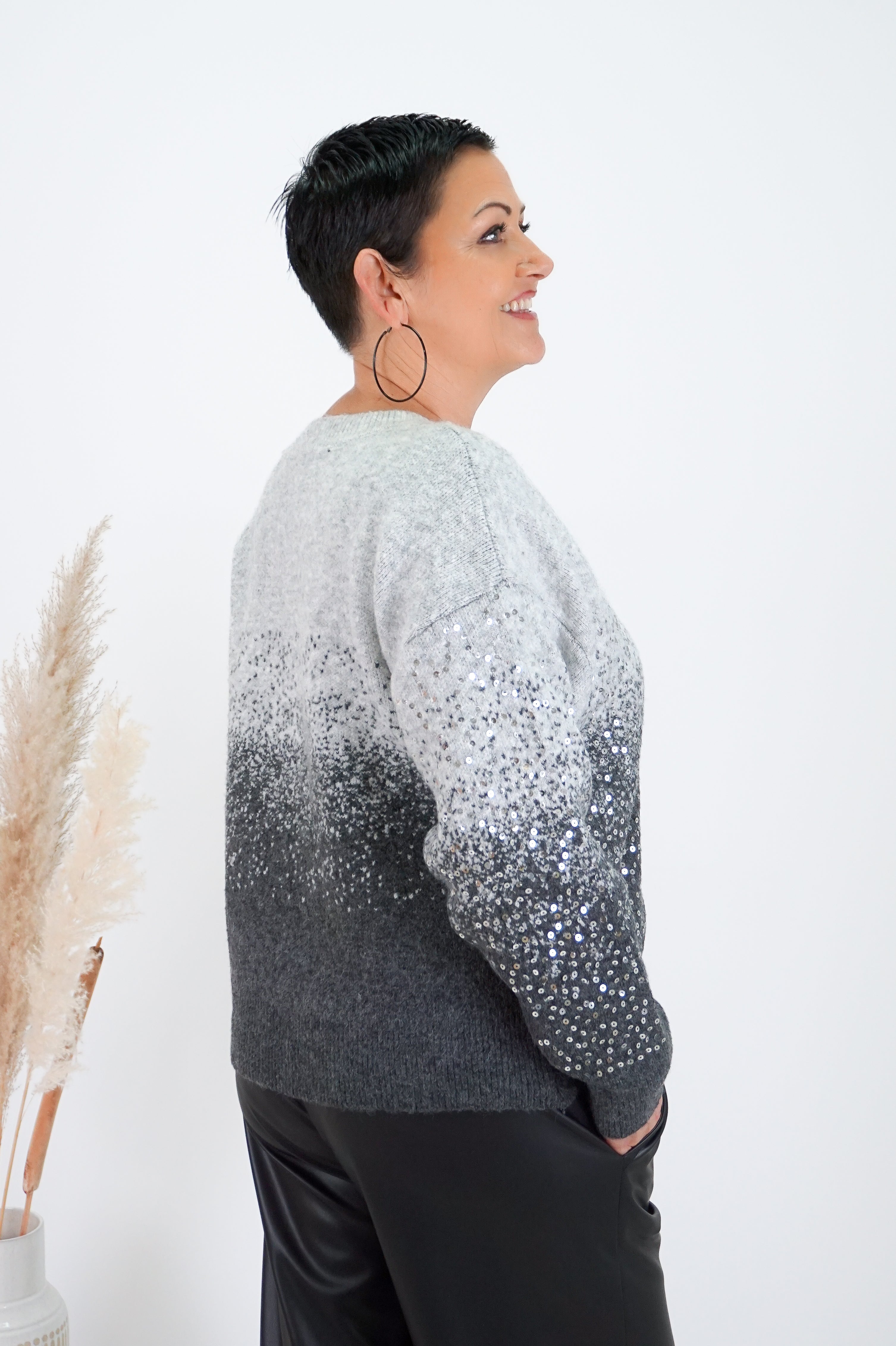 Strickpulli mit Farbverlauf und Pailletten, grau/silber