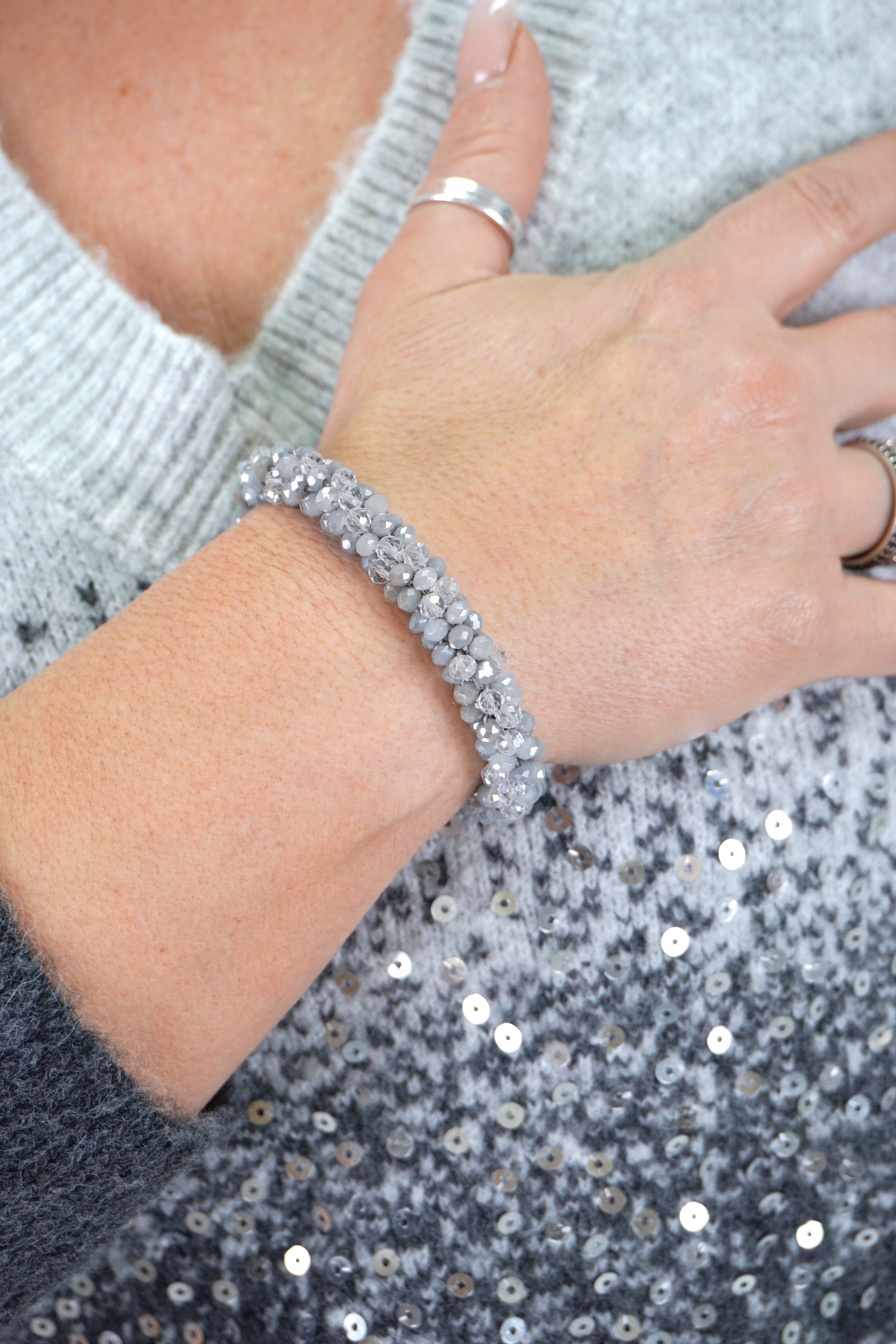 Perlenarmband, grau