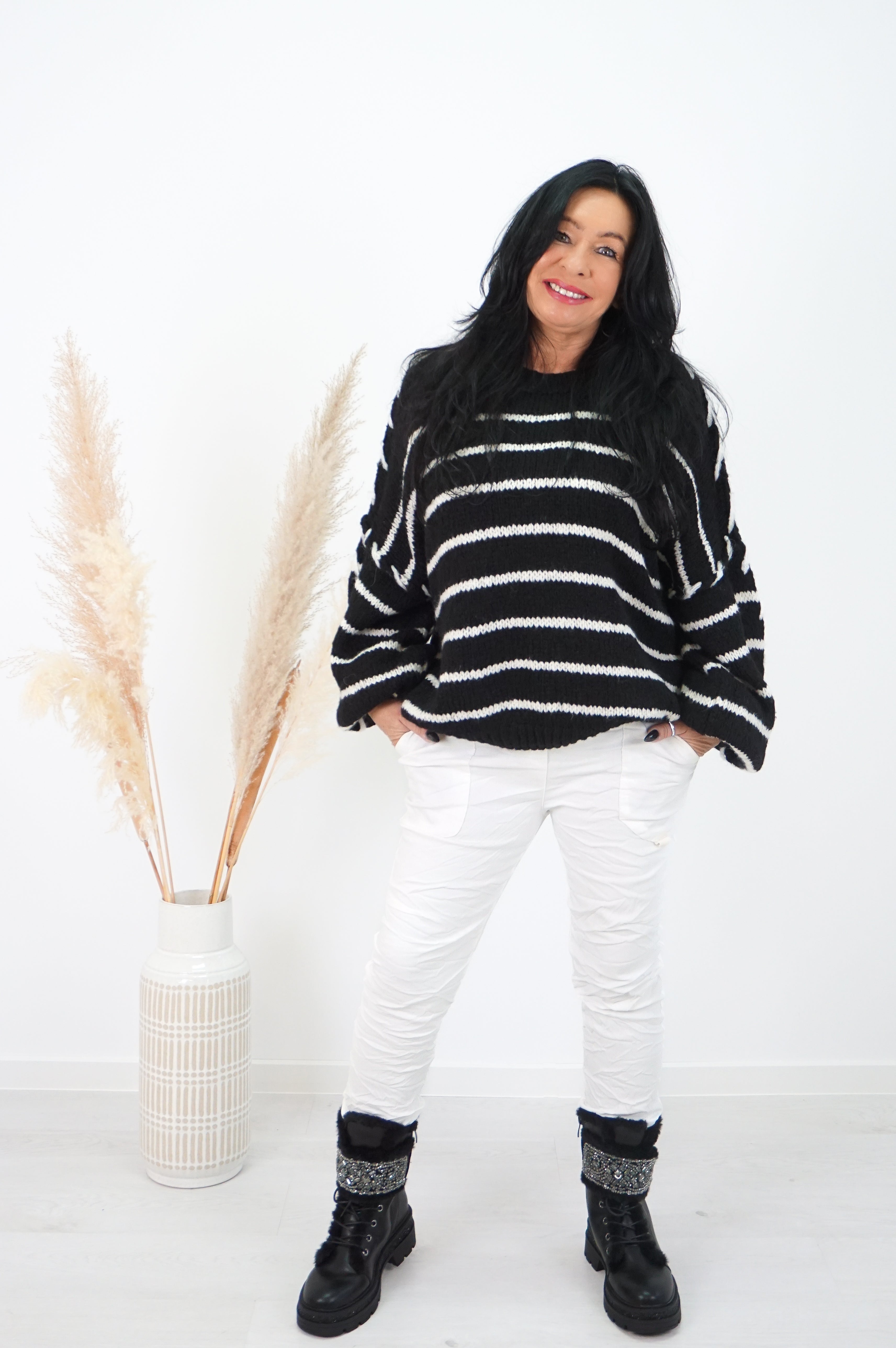 Strickpulli mit Streifen und twist, schwarz