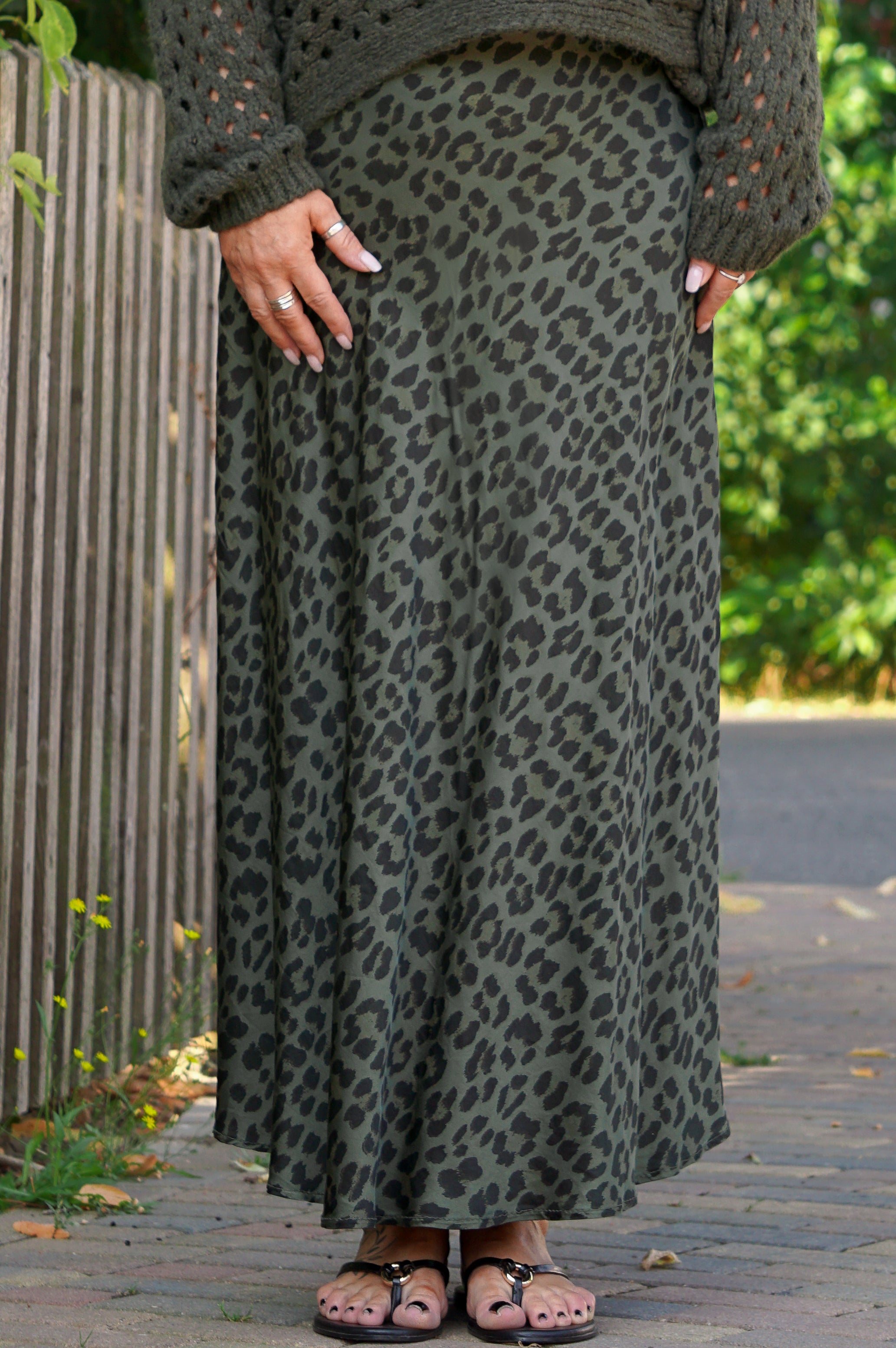 Satinrock mit Seide & Leo Print, khaki