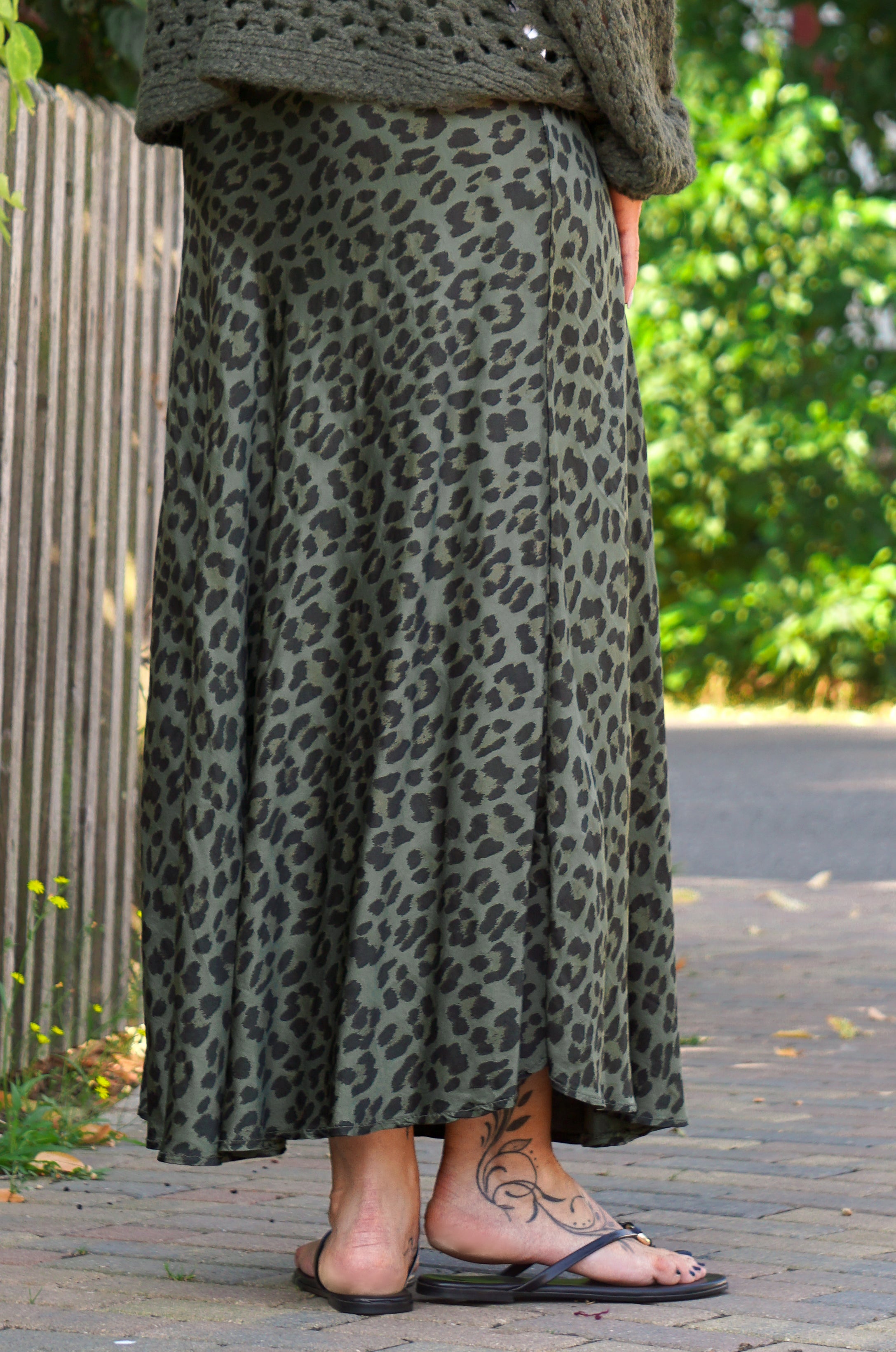 Satinrock mit Seide & Leo Print, khaki
