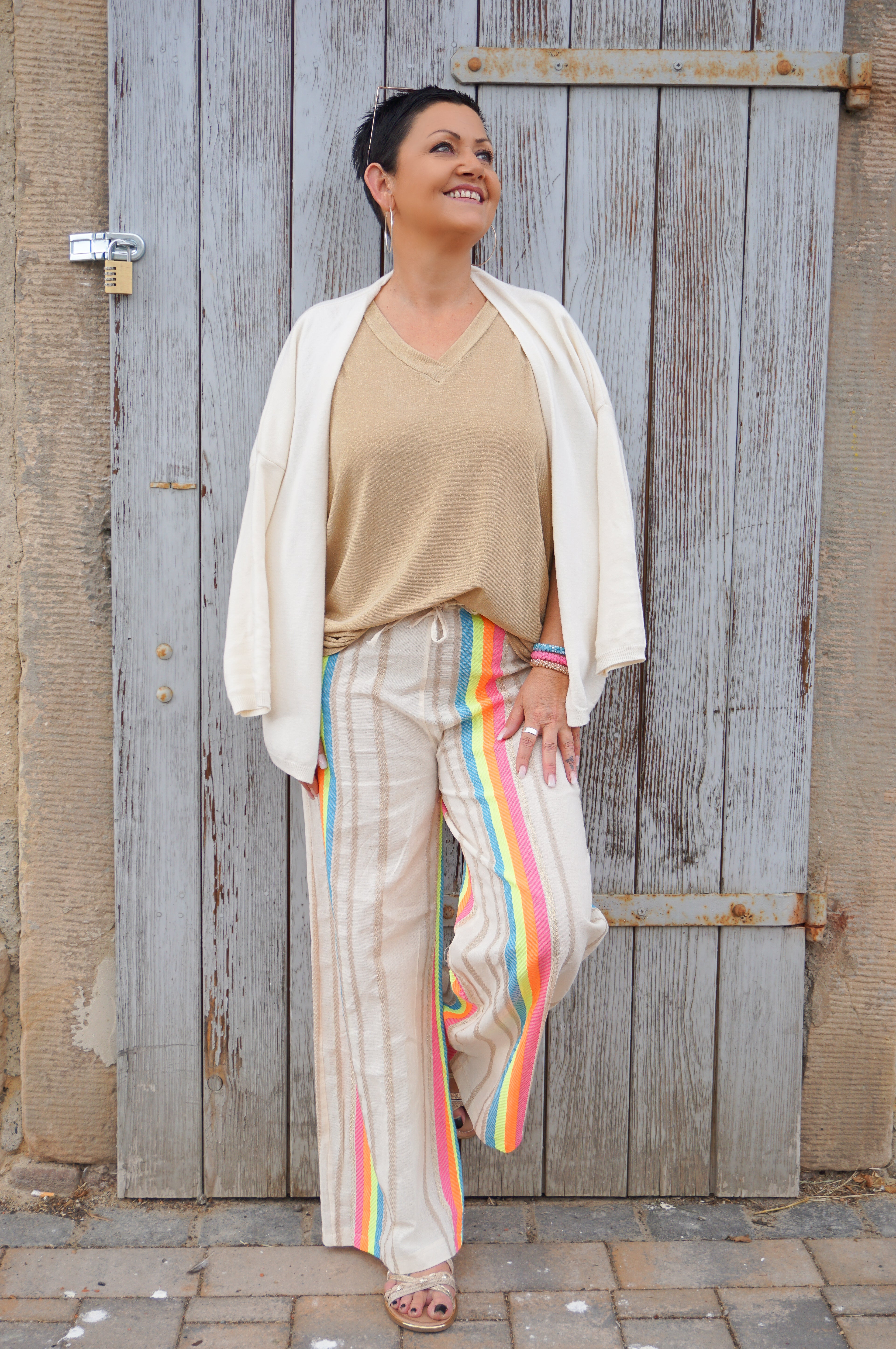 Sommerhose mit bunten Streifen