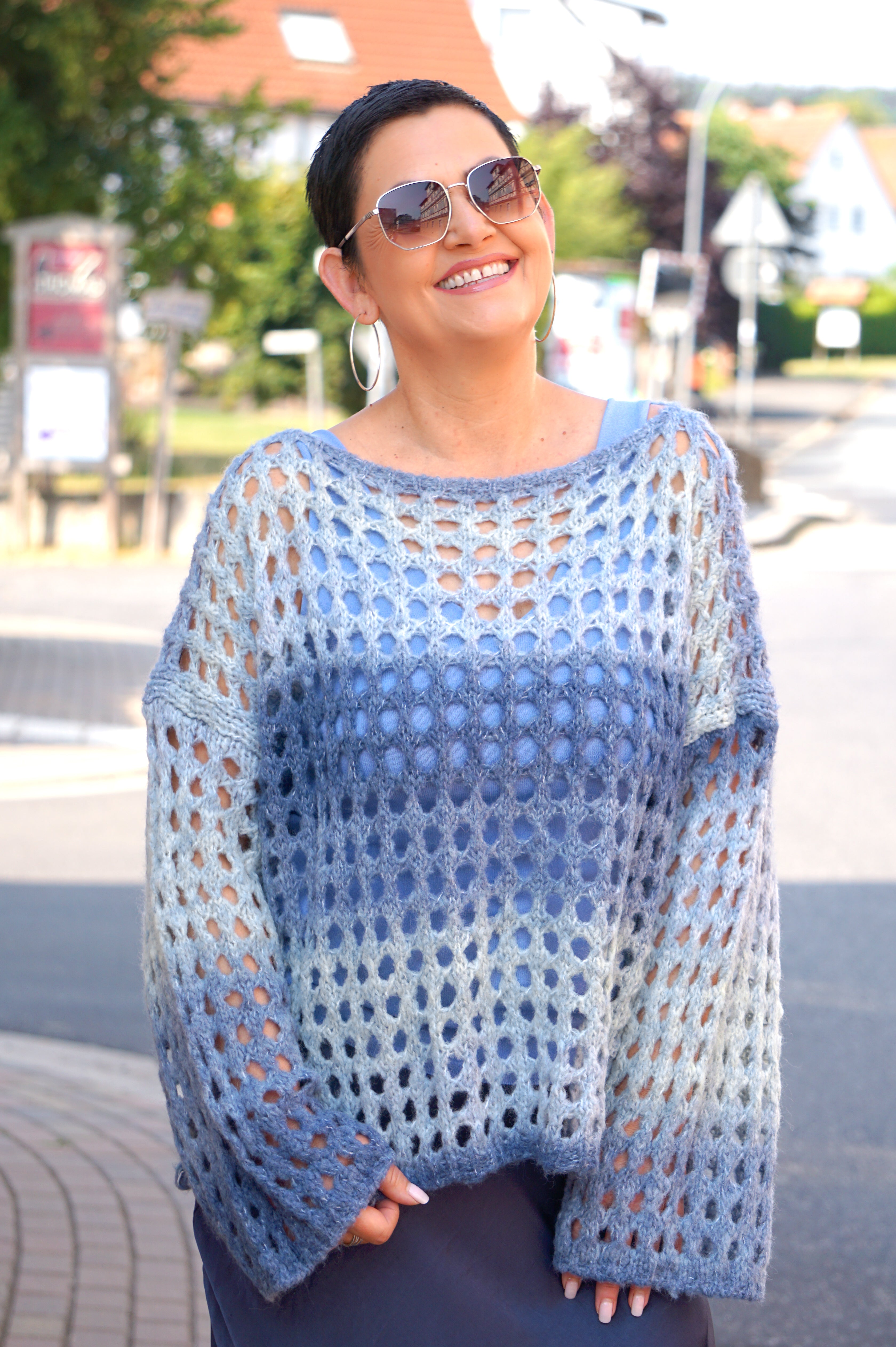 Lochstrickpulli mit Farbverlauf, blau