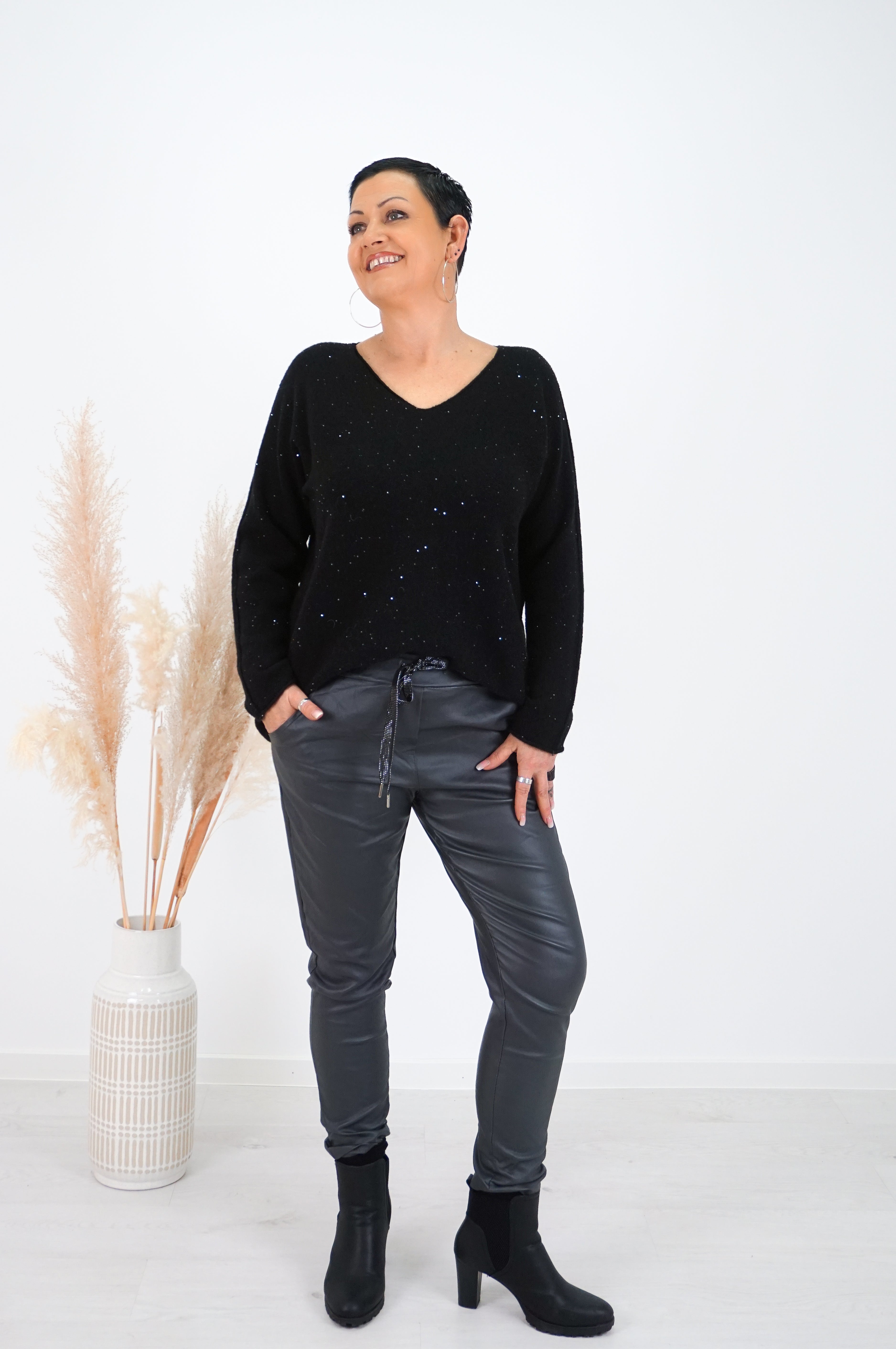 Feinstrickpulli mit eingearbeiteten Pailletten, schwarz