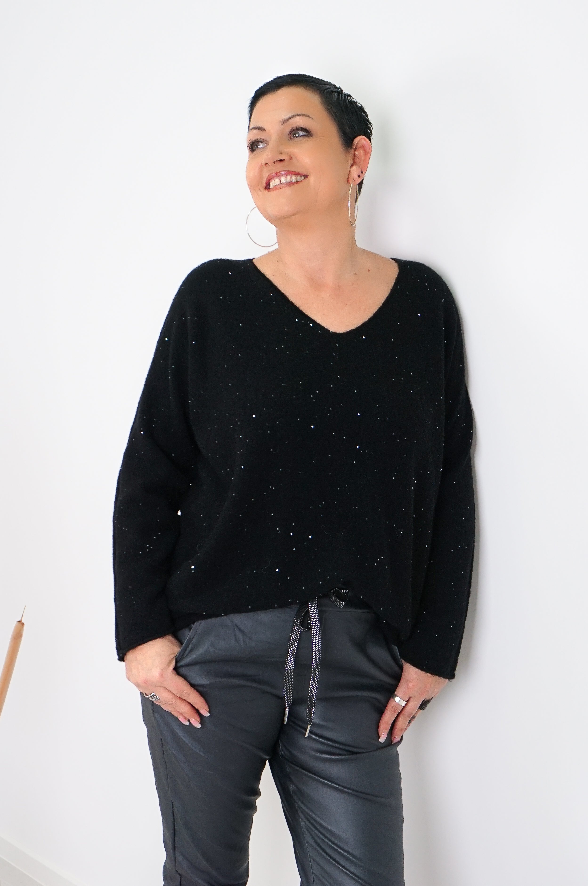 Feinstrickpulli mit eingearbeiteten Pailletten, schwarz