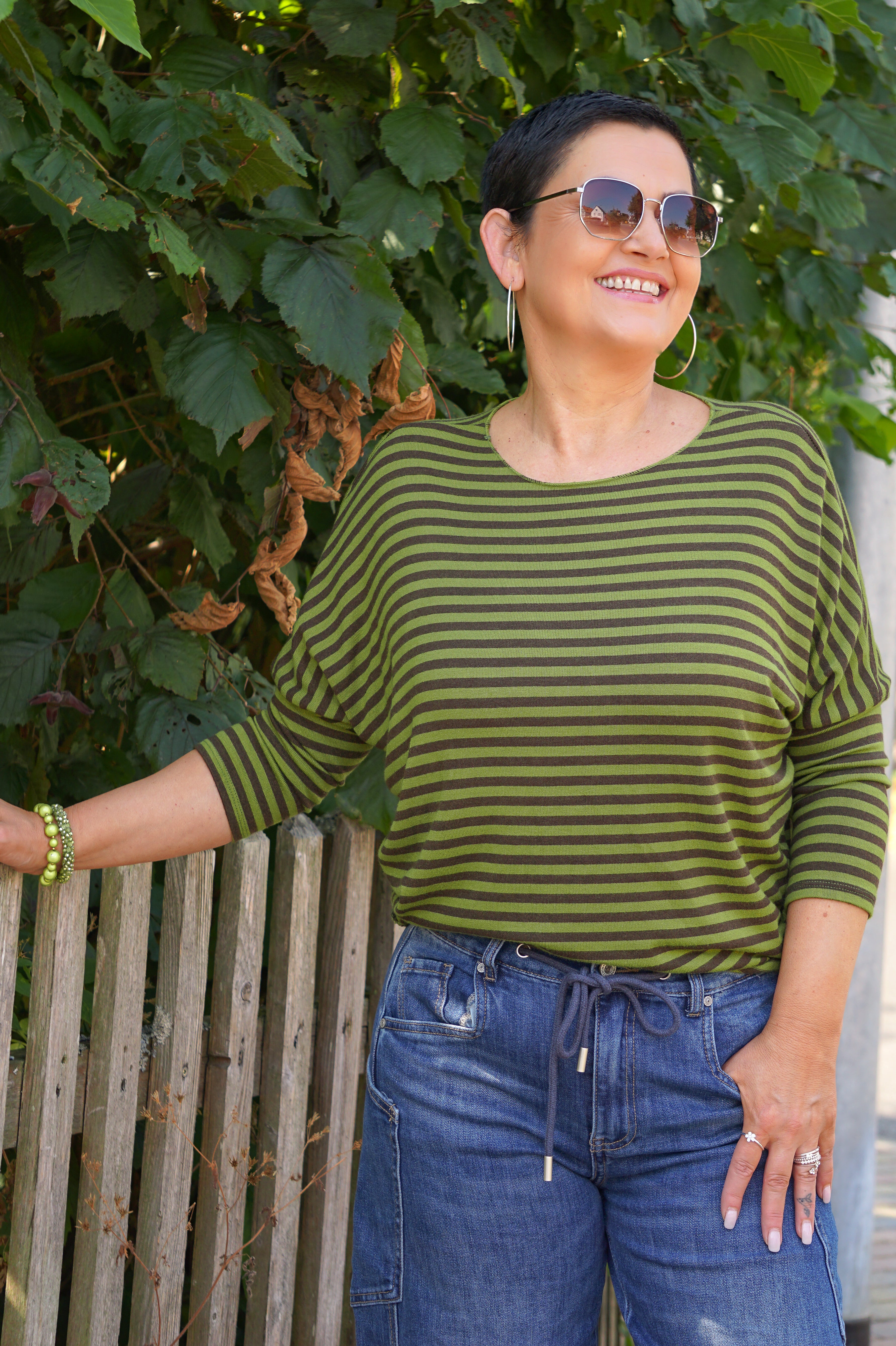 Gestreifter Feinstrickpulli, grün/schokobraun
