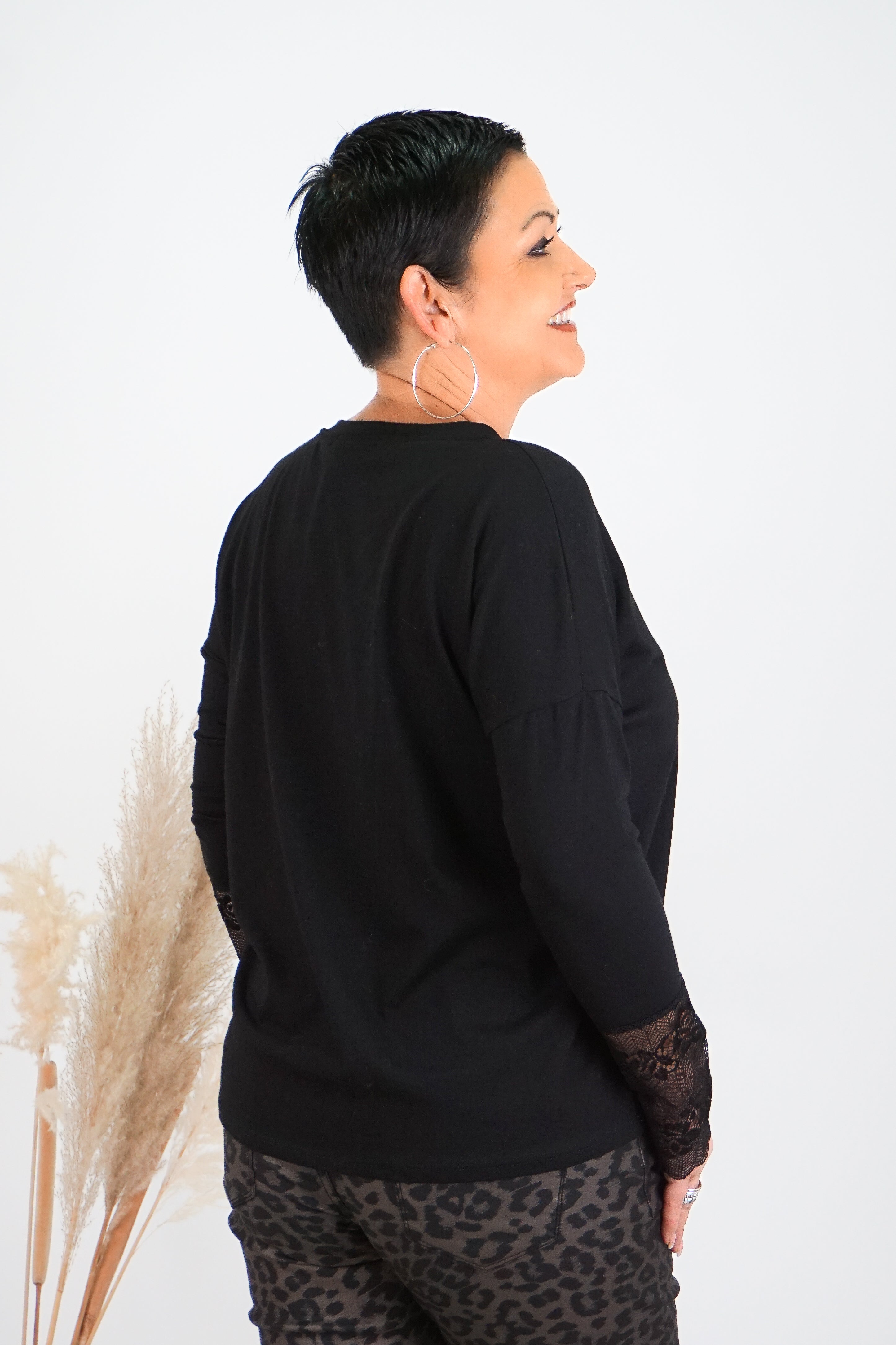 Basic Langarmshirt mit Spitze an den Ärmeln, schwarz