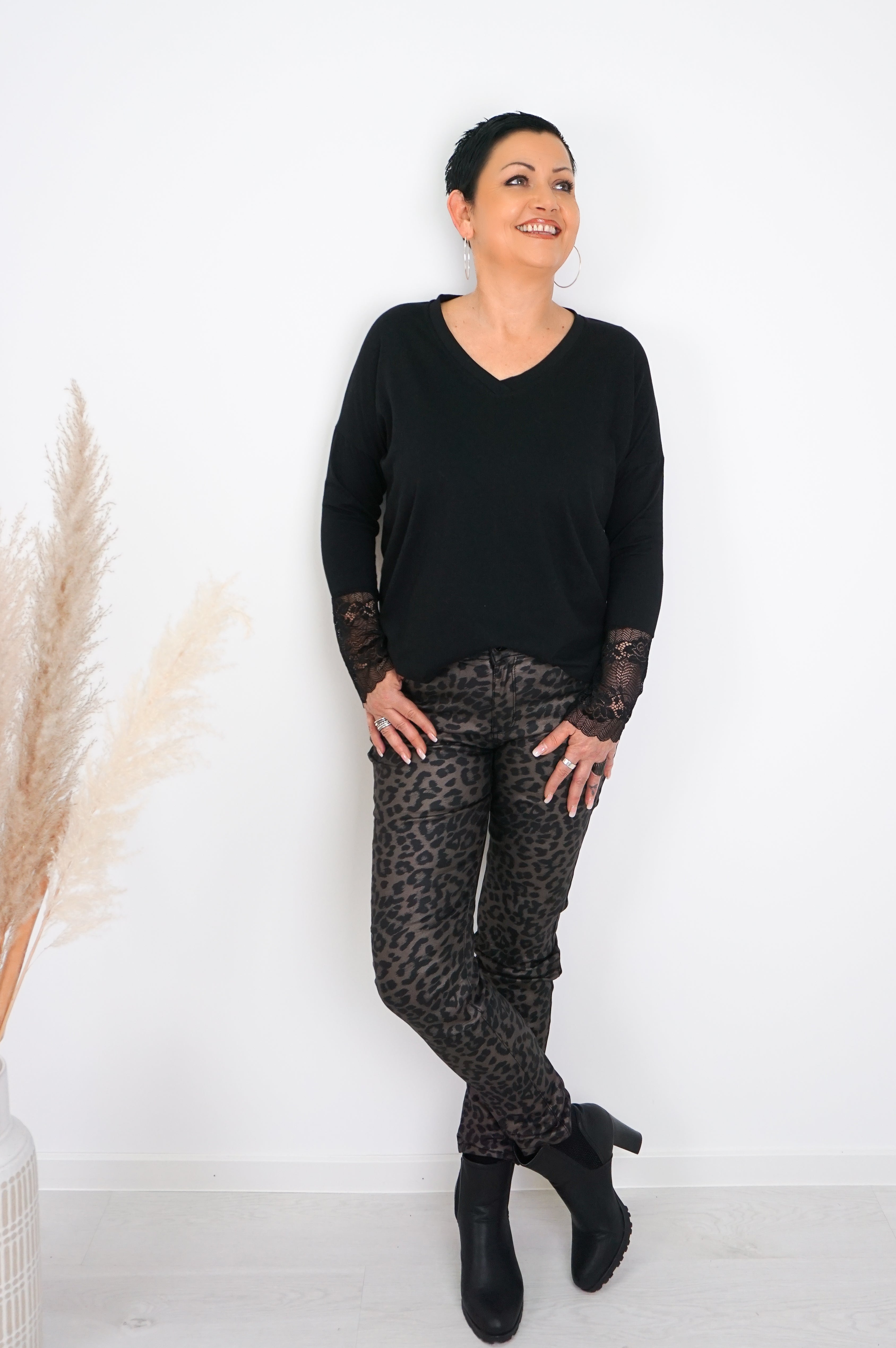 Basic Langarmshirt mit Spitze an den Ärmeln, schwarz