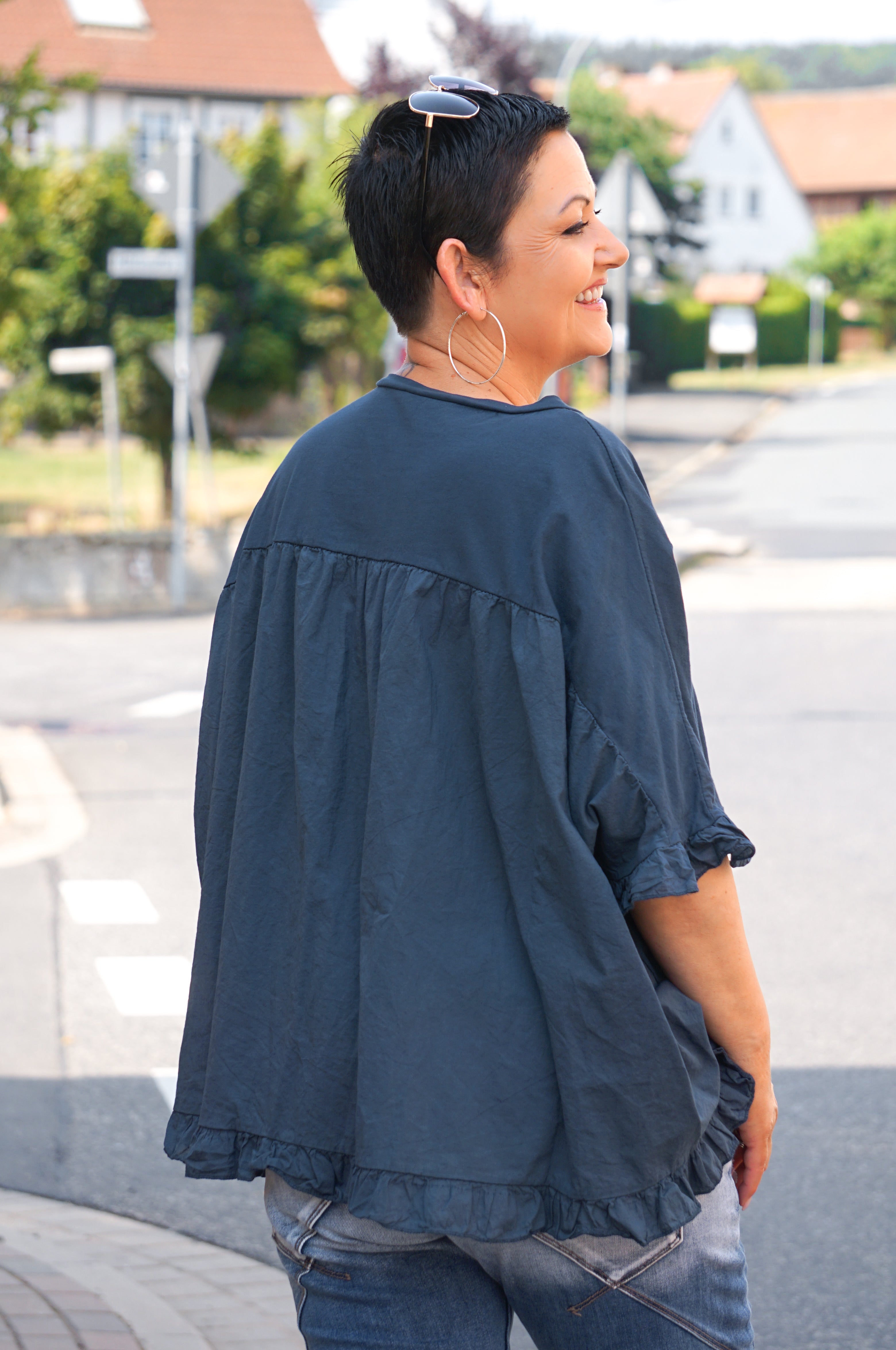 Kurzarm Blusenshirt mit Rüschen, dunkelblau