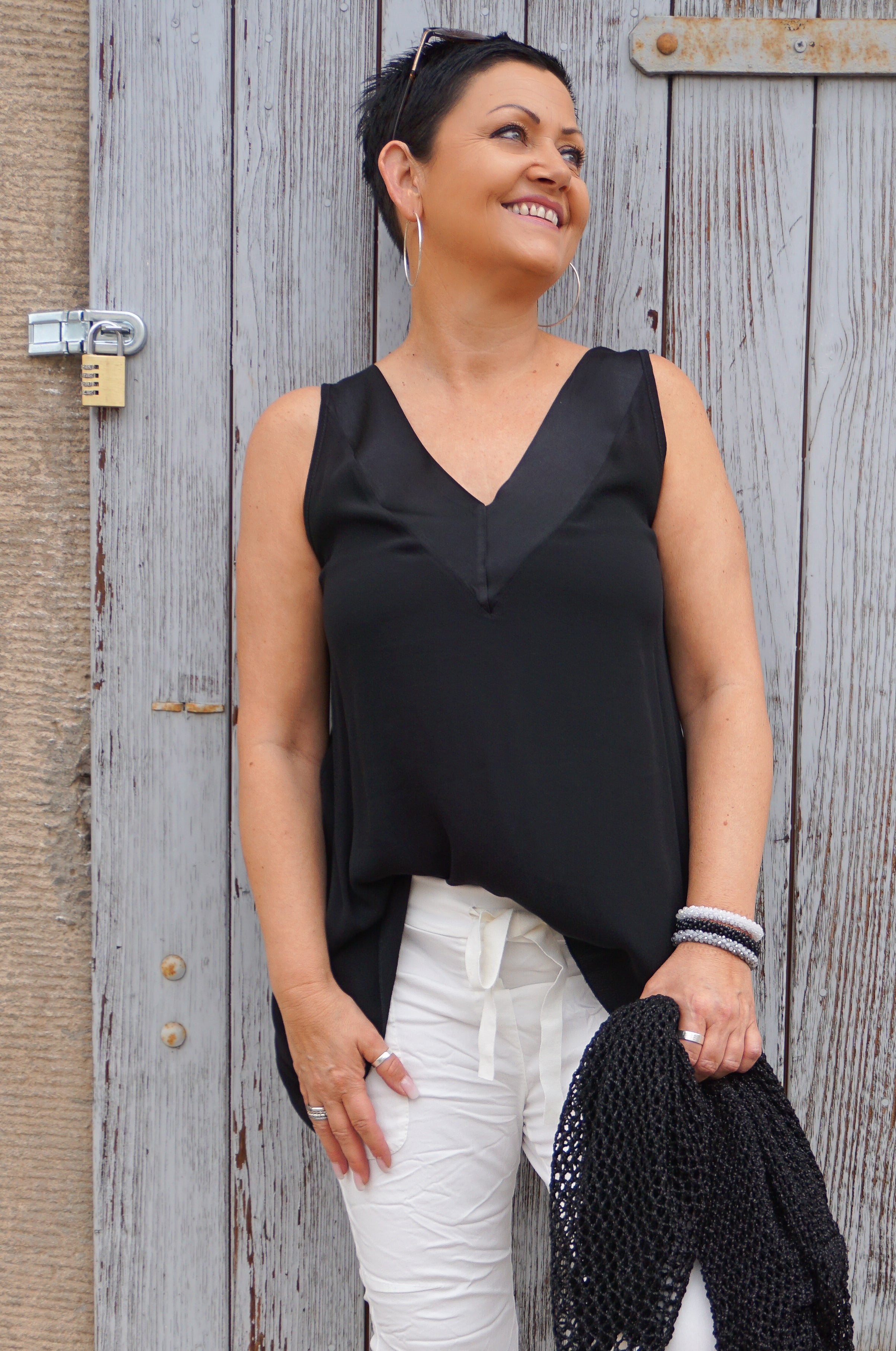 Top mit Satin Details, schwarz
