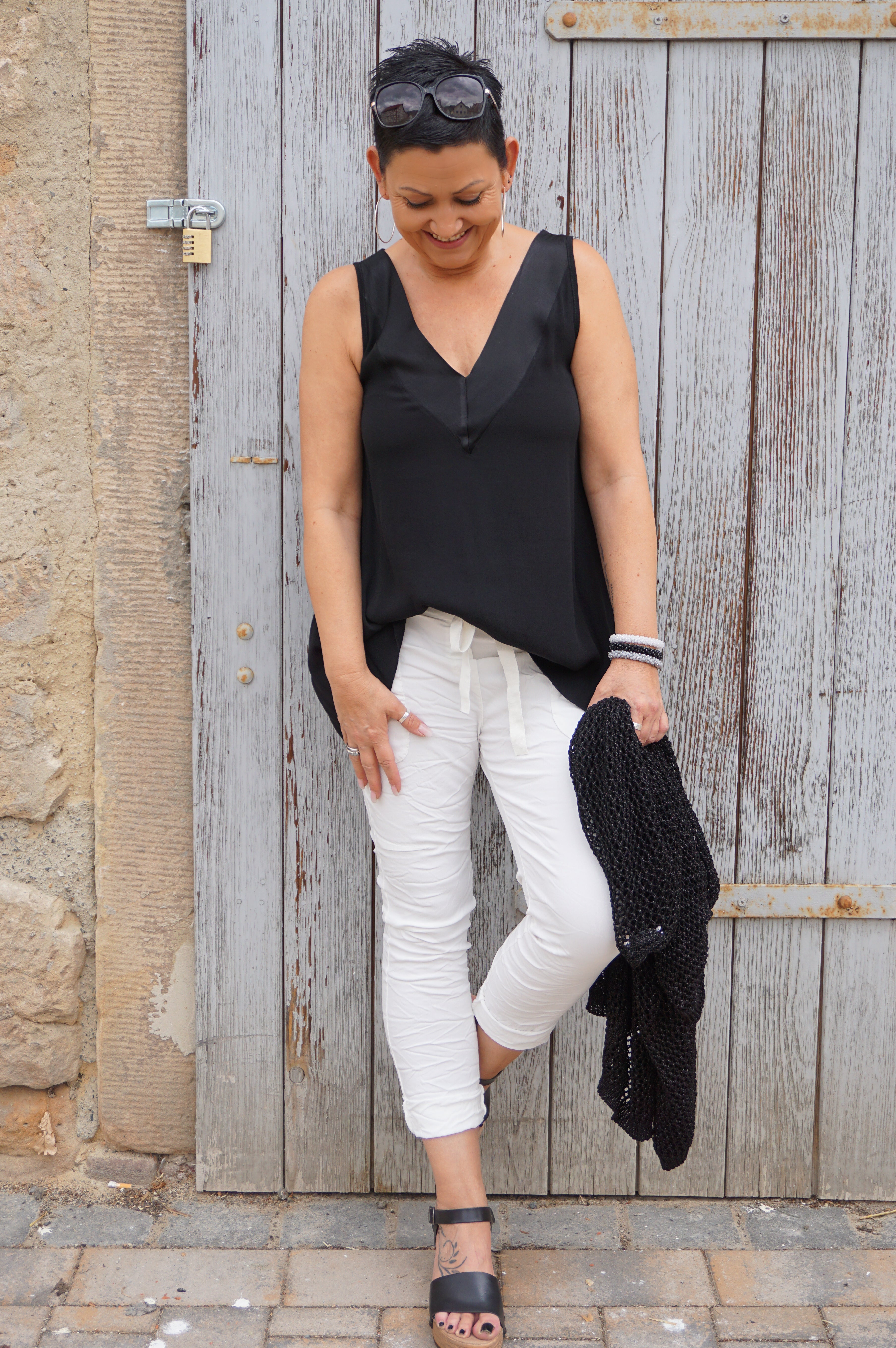 Top mit Satin Details, schwarz