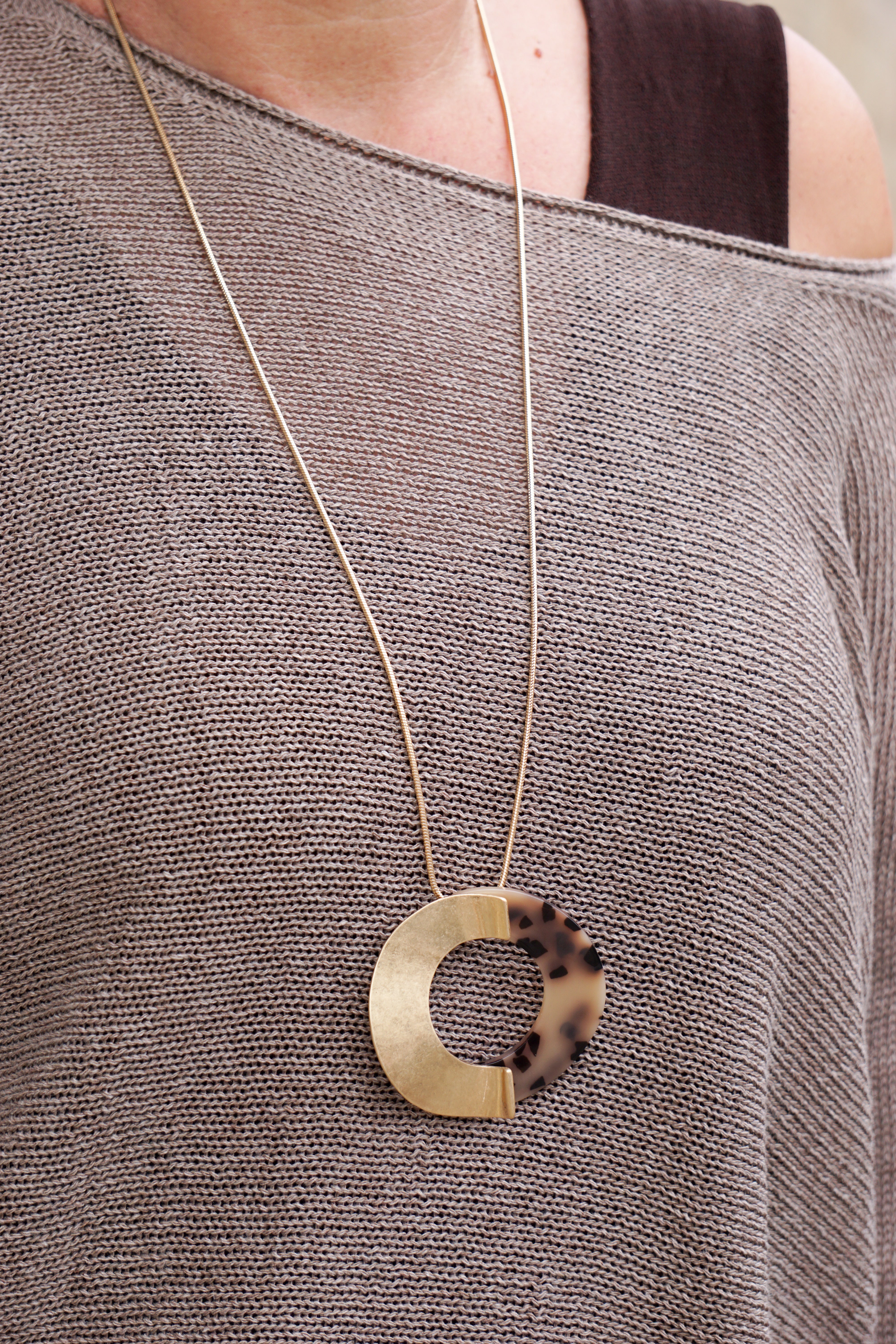 Lange Kette mit Anhänger in Gold/leo