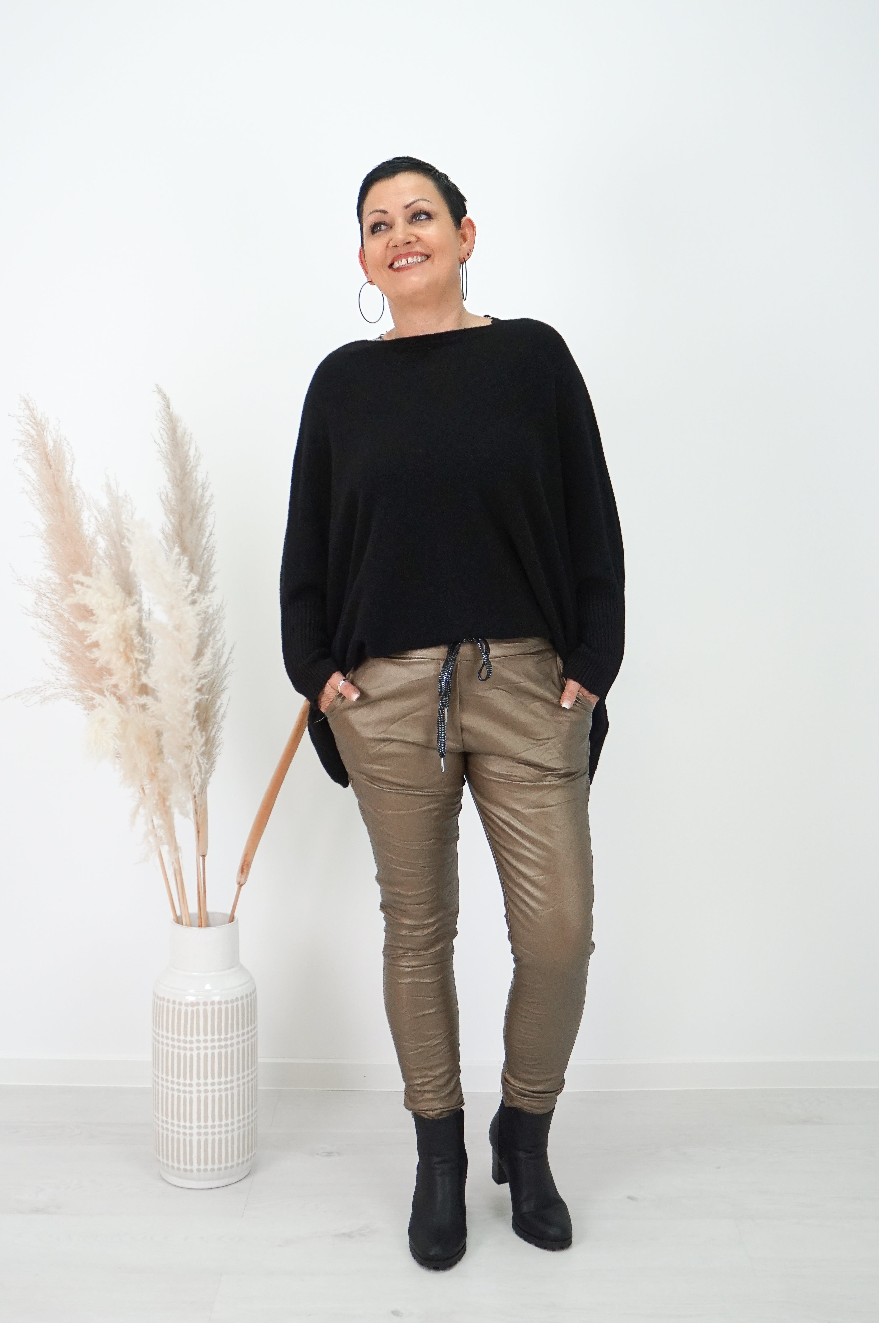 Weiter Feinstrickpulli, schwarz