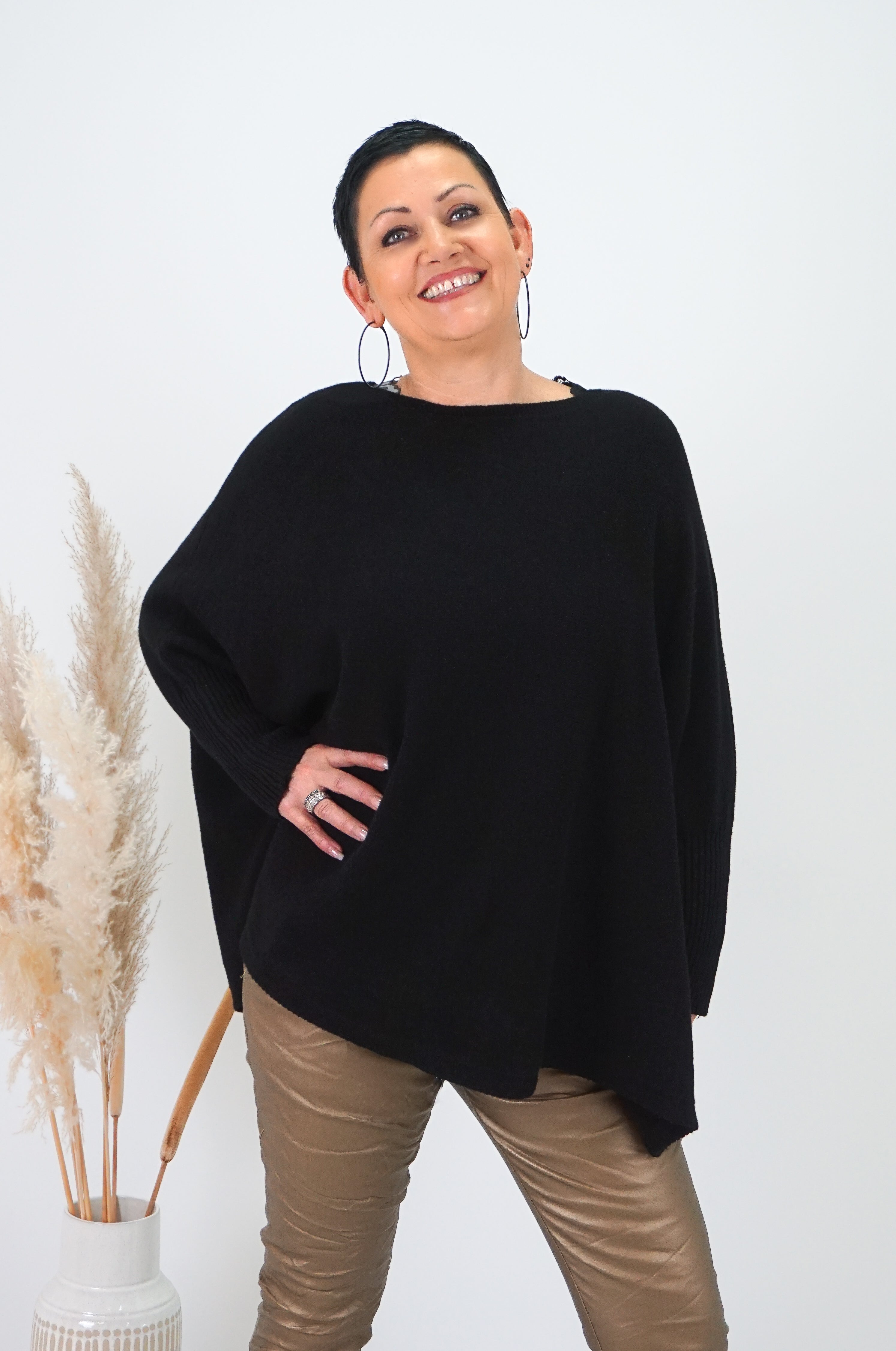 Weiter Feinstrickpulli, schwarz