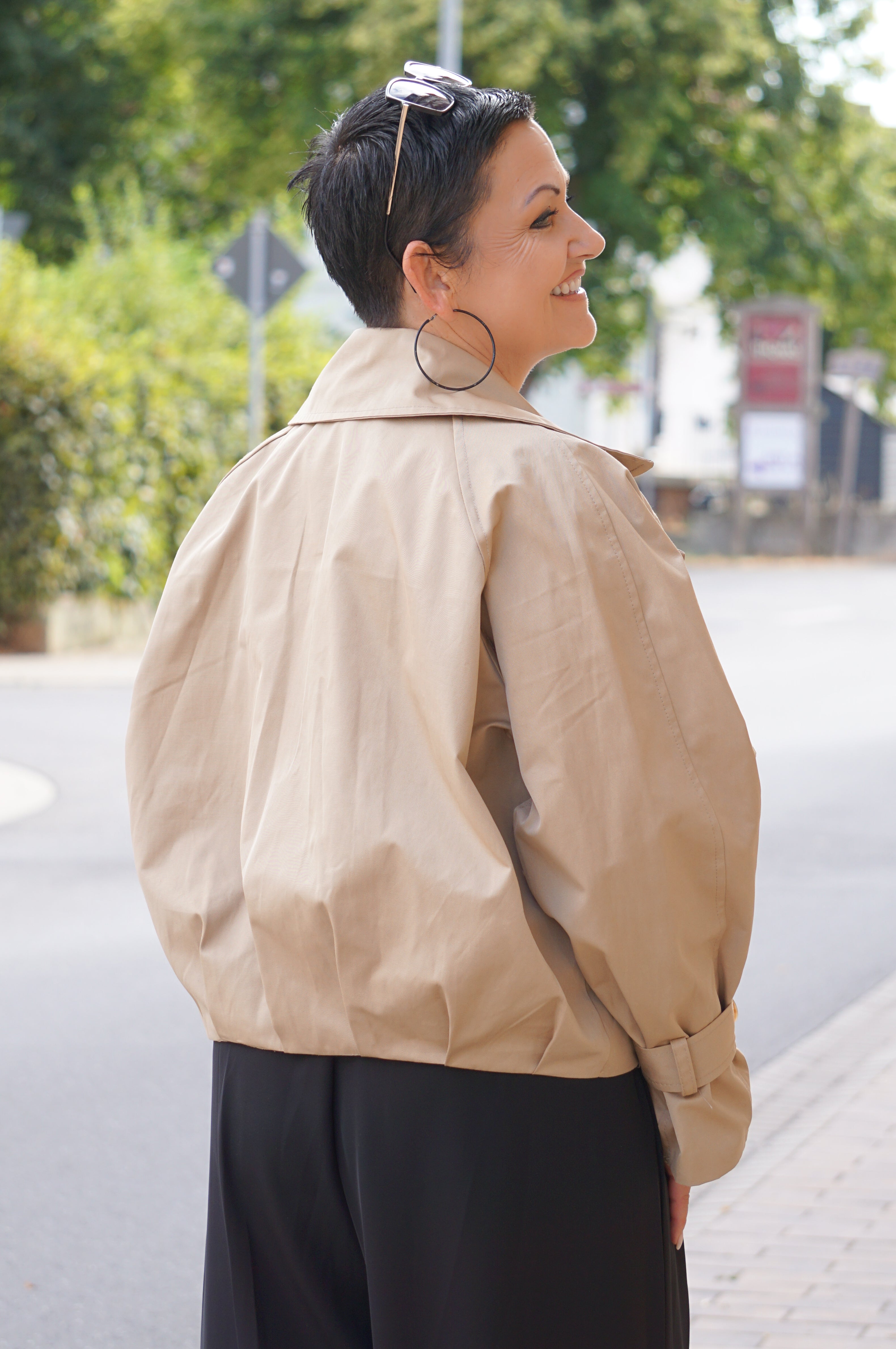 Kurze Trenchjacke mit Ballon-Saum, camel