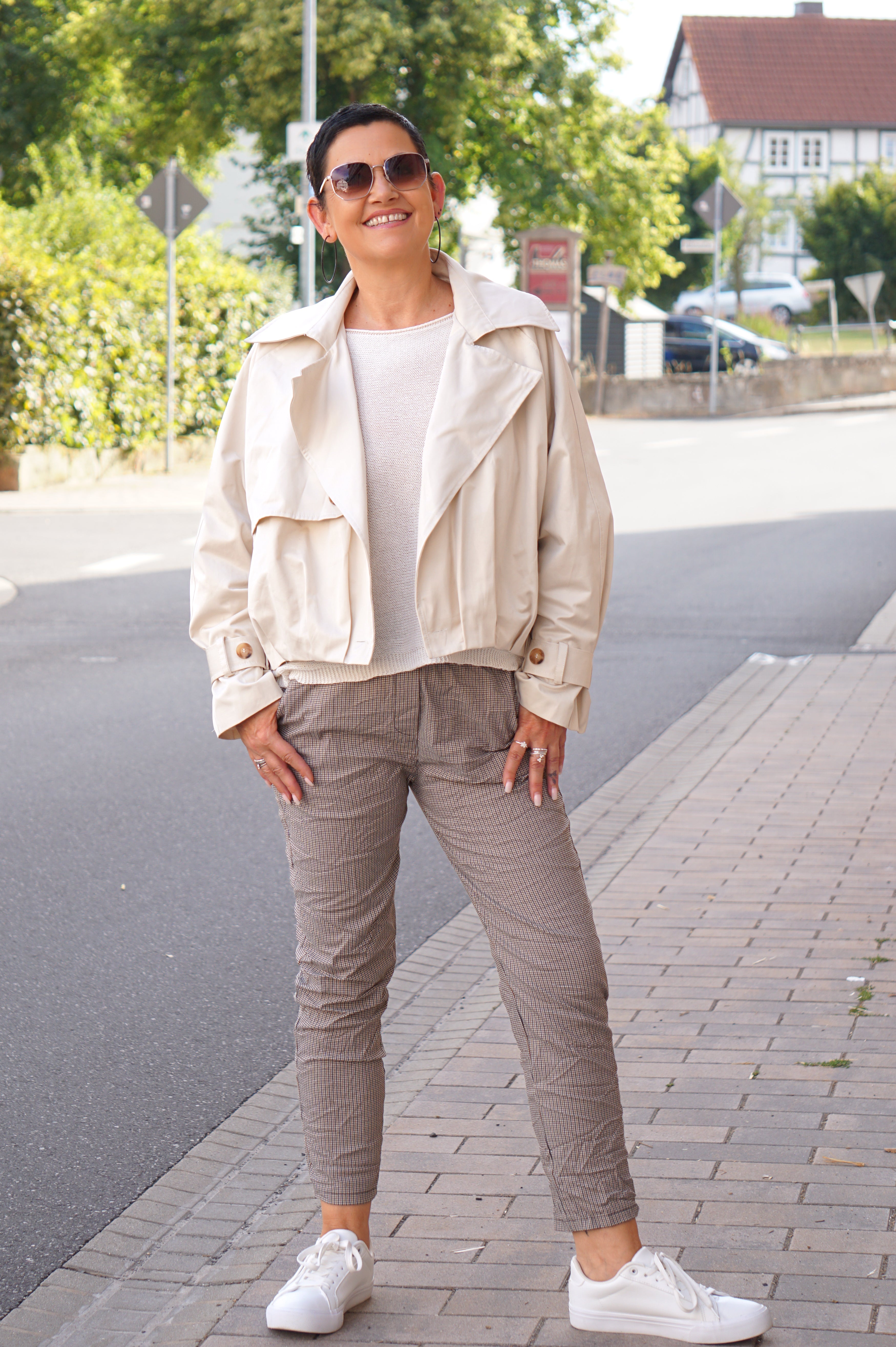 Kurze Trenchjacke mit Ballon-Saum, creme