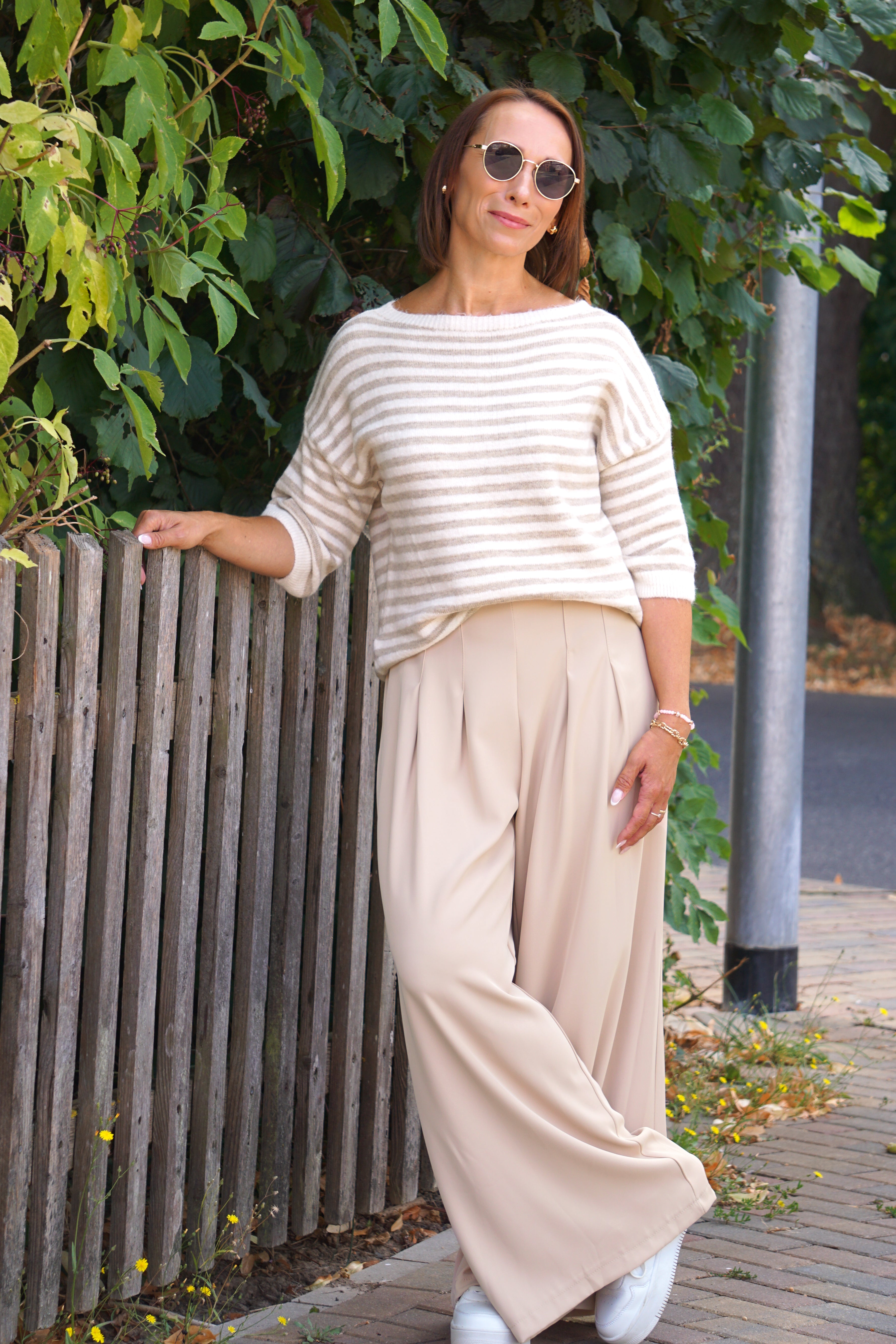 Gestreifter kurzarm Strickpulli, beige/creme
