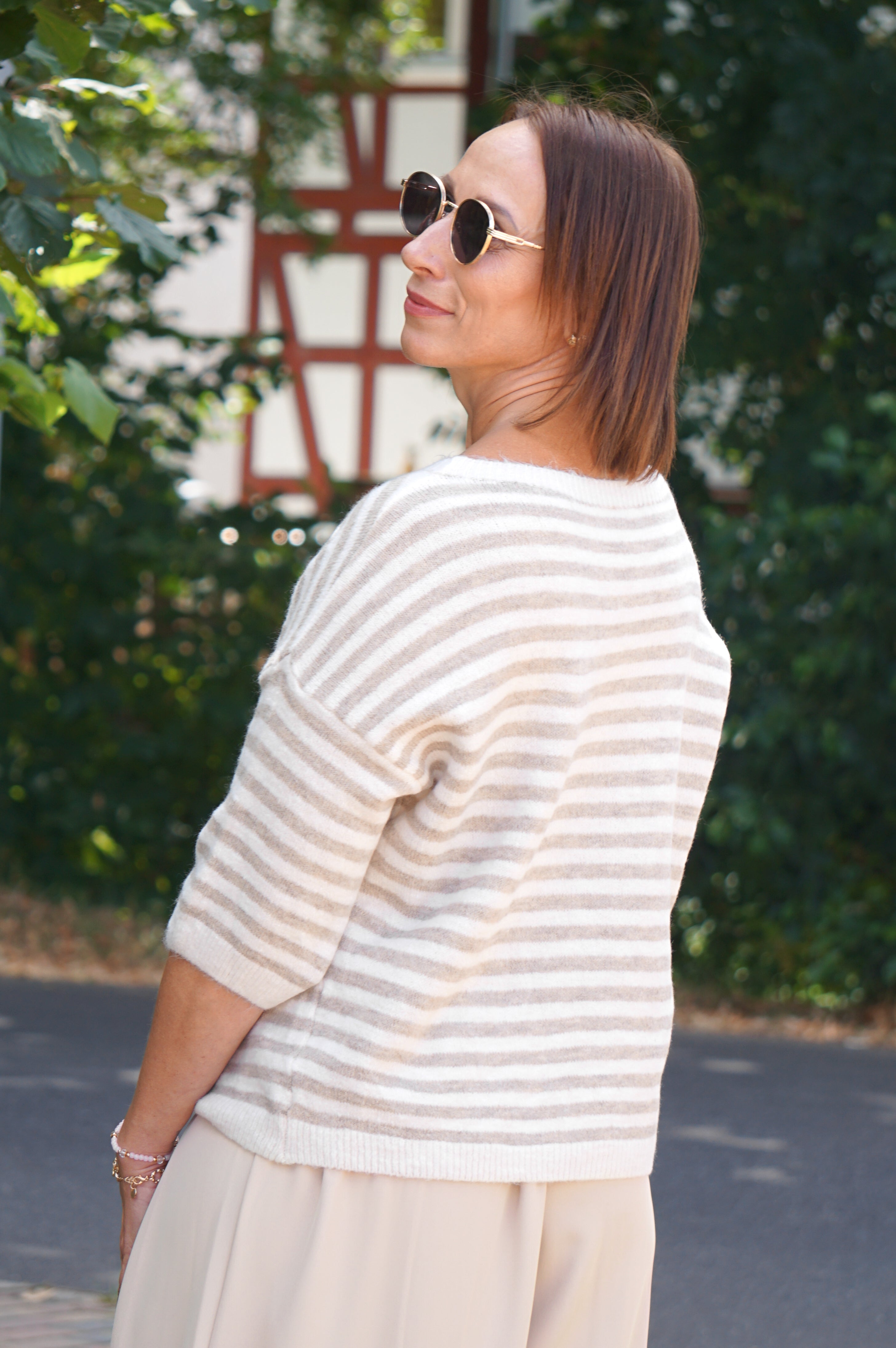 Gestreifter kurzarm Strickpulli, beige/creme
