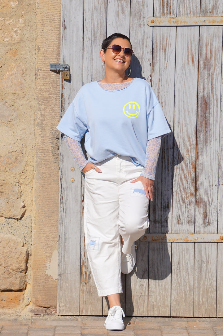 Sexy Woman Barrel Jeans mit jeansblauen Flicken