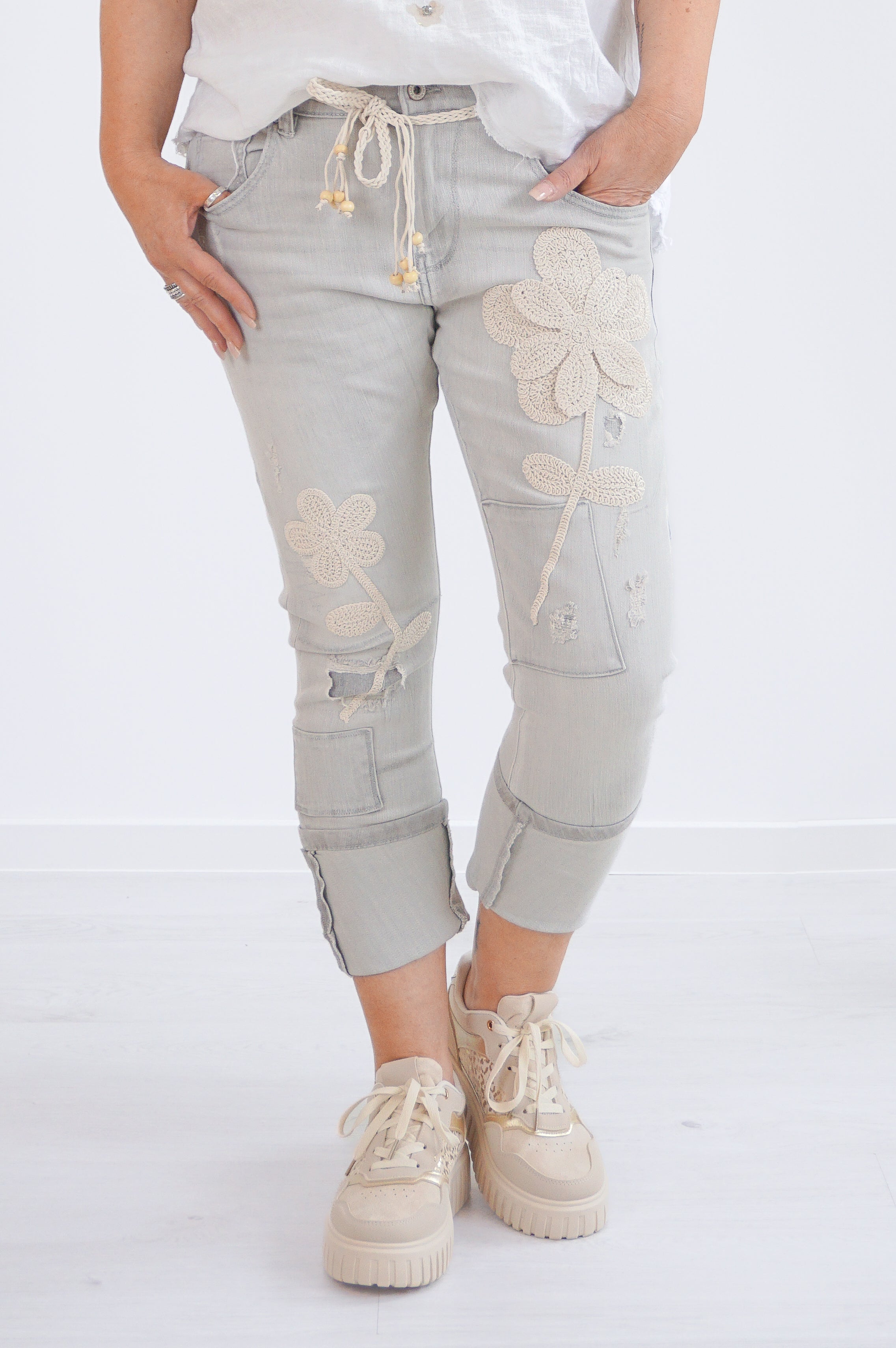 Sexy Woman Jeans mit gehäkelten Blumen