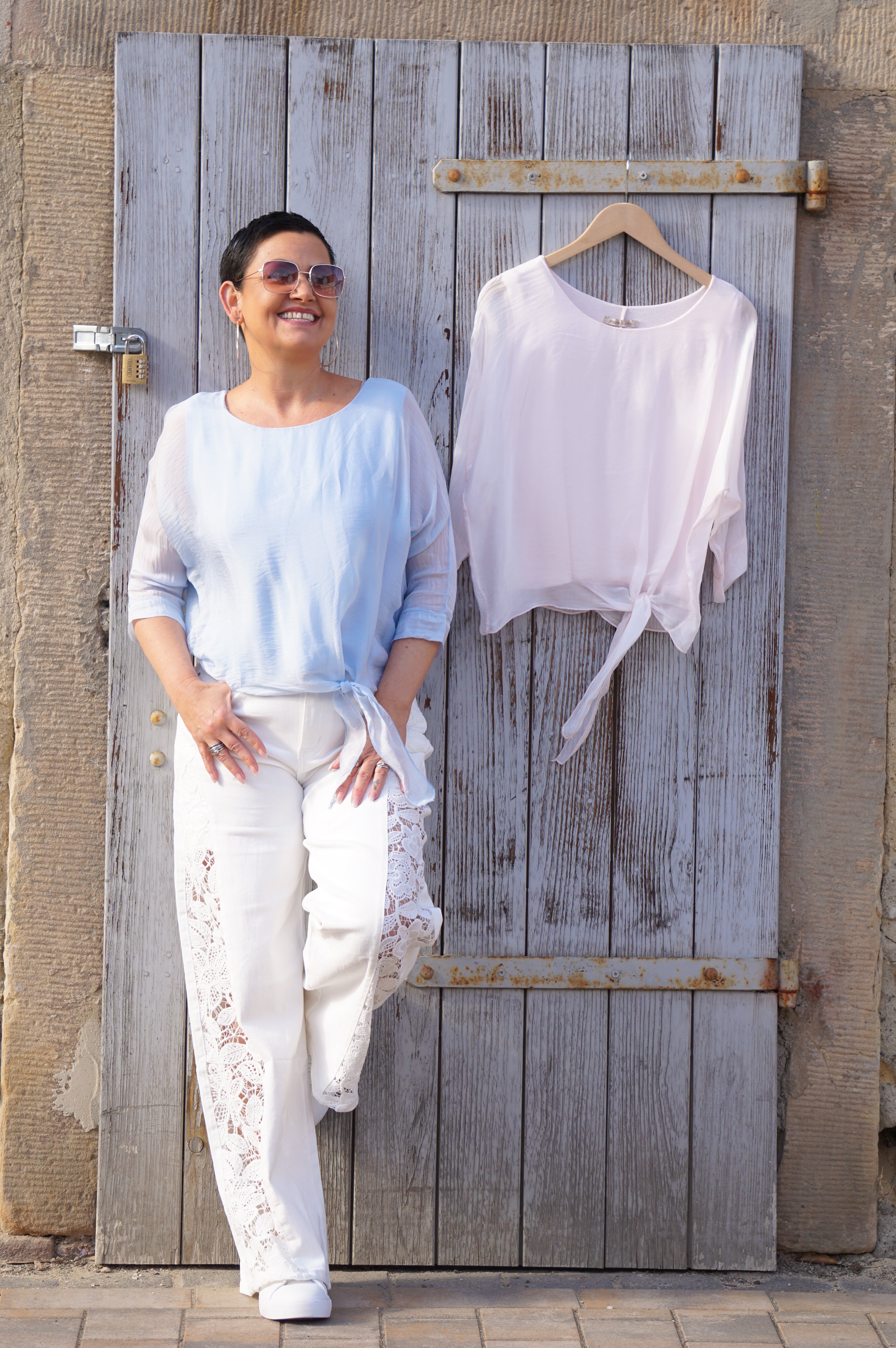 Seiden Shirt mit Knoten Detail, hellblau