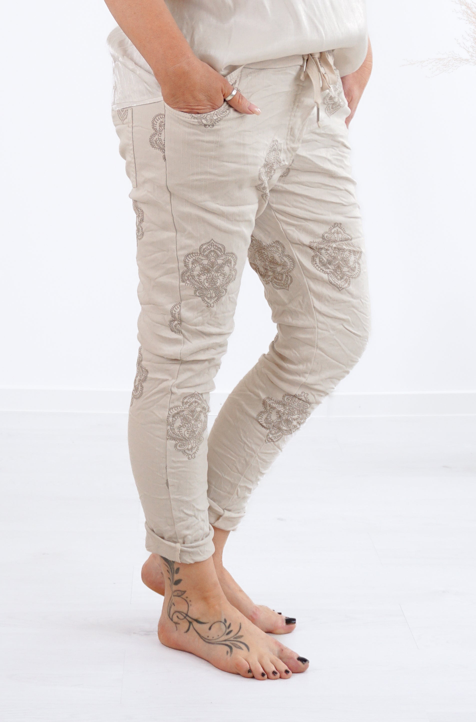 Jogpant mit Ornamenten Print