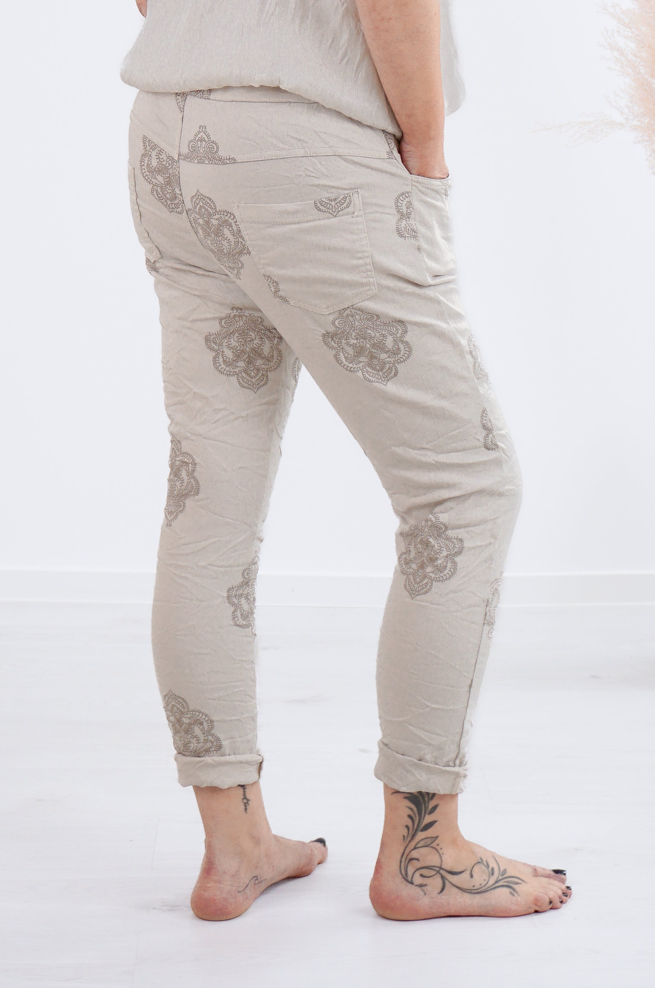 Jogpant mit Ornamenten Print
