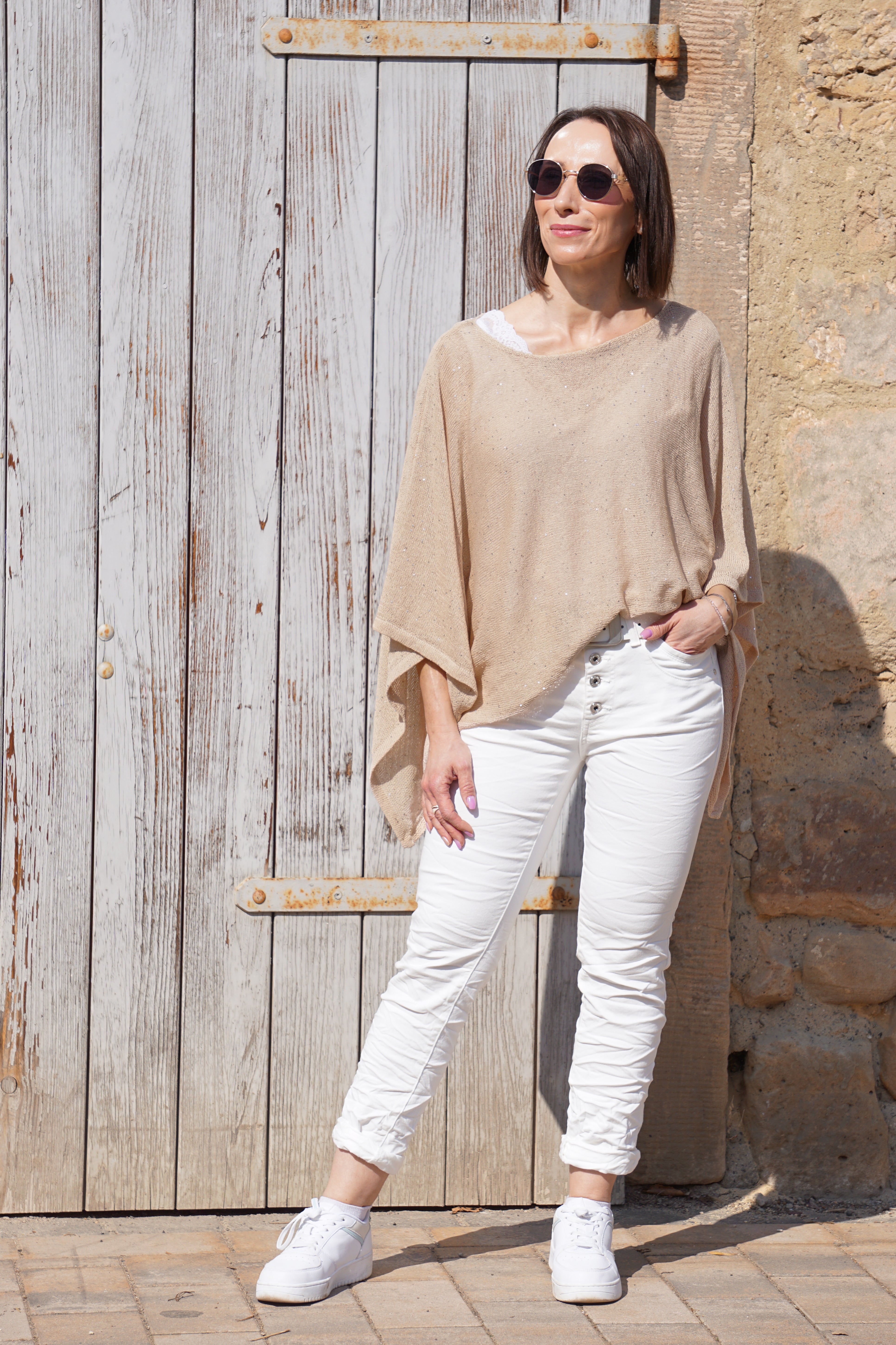 Feinstrickponcho mit eingearbeiteten Pailletten, beige