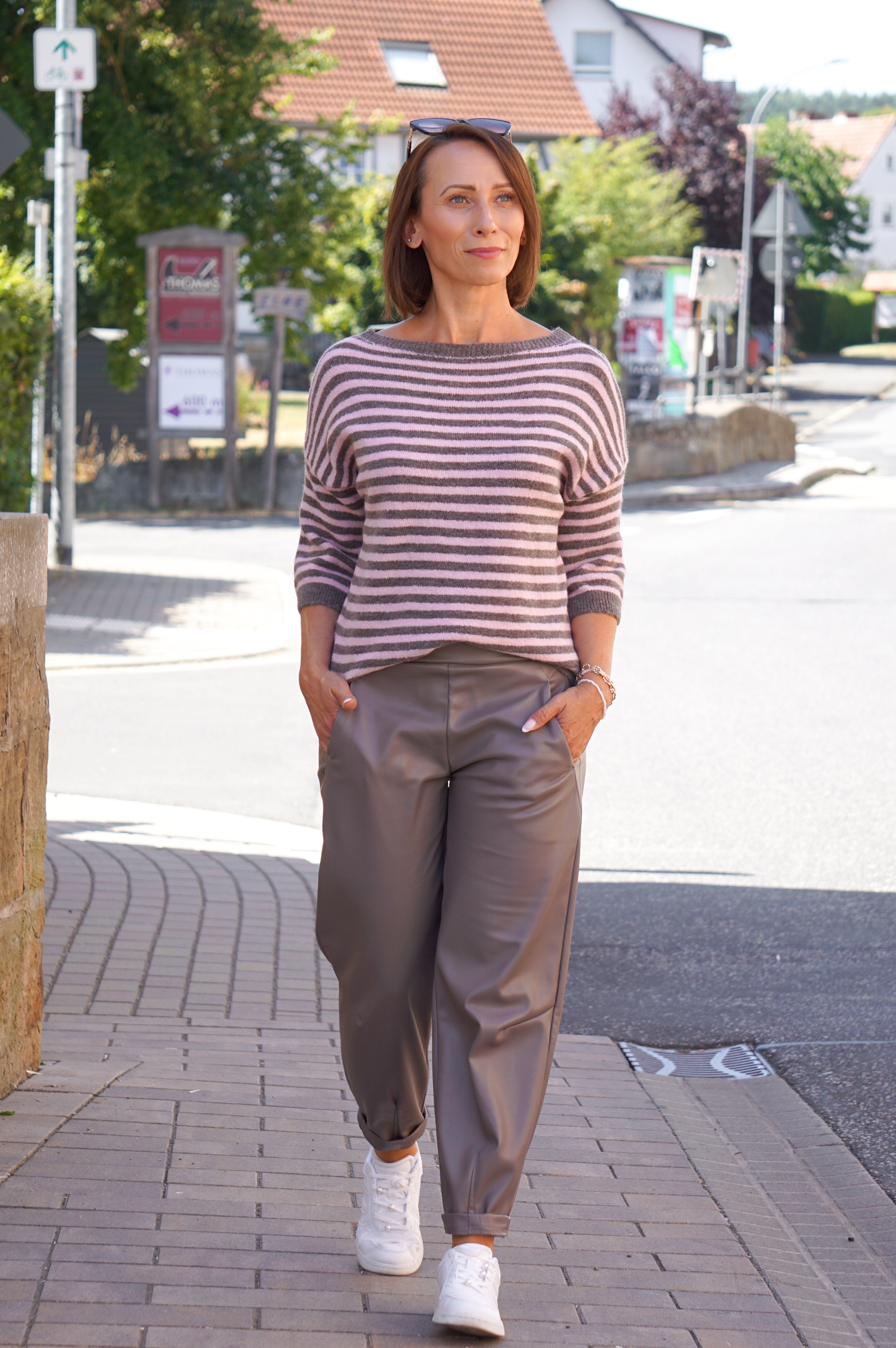 Gestreifter kurzarm Strickpulli, taupe/rosa