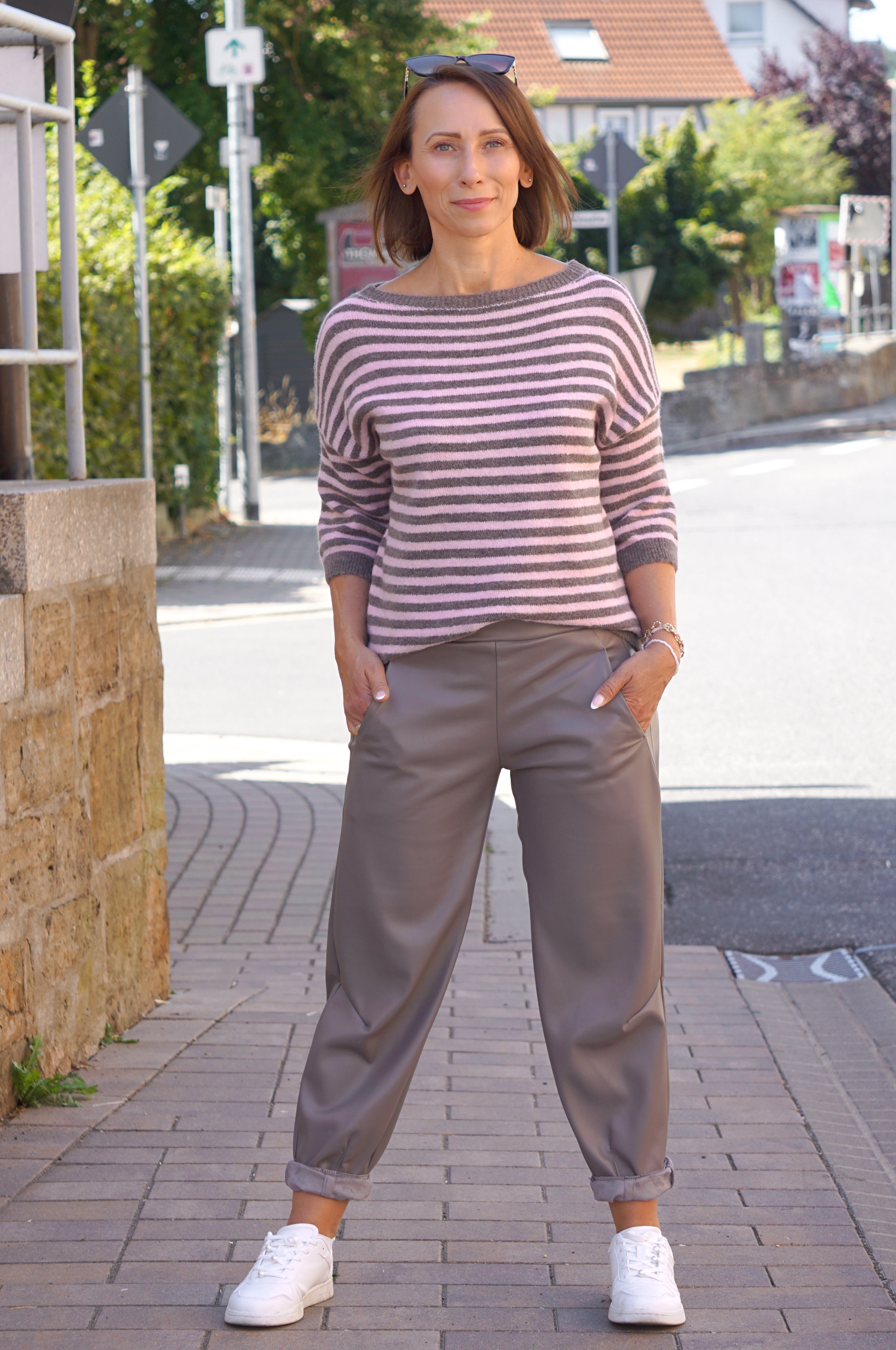 Gestreifter kurzarm Strickpulli, taupe/rosa