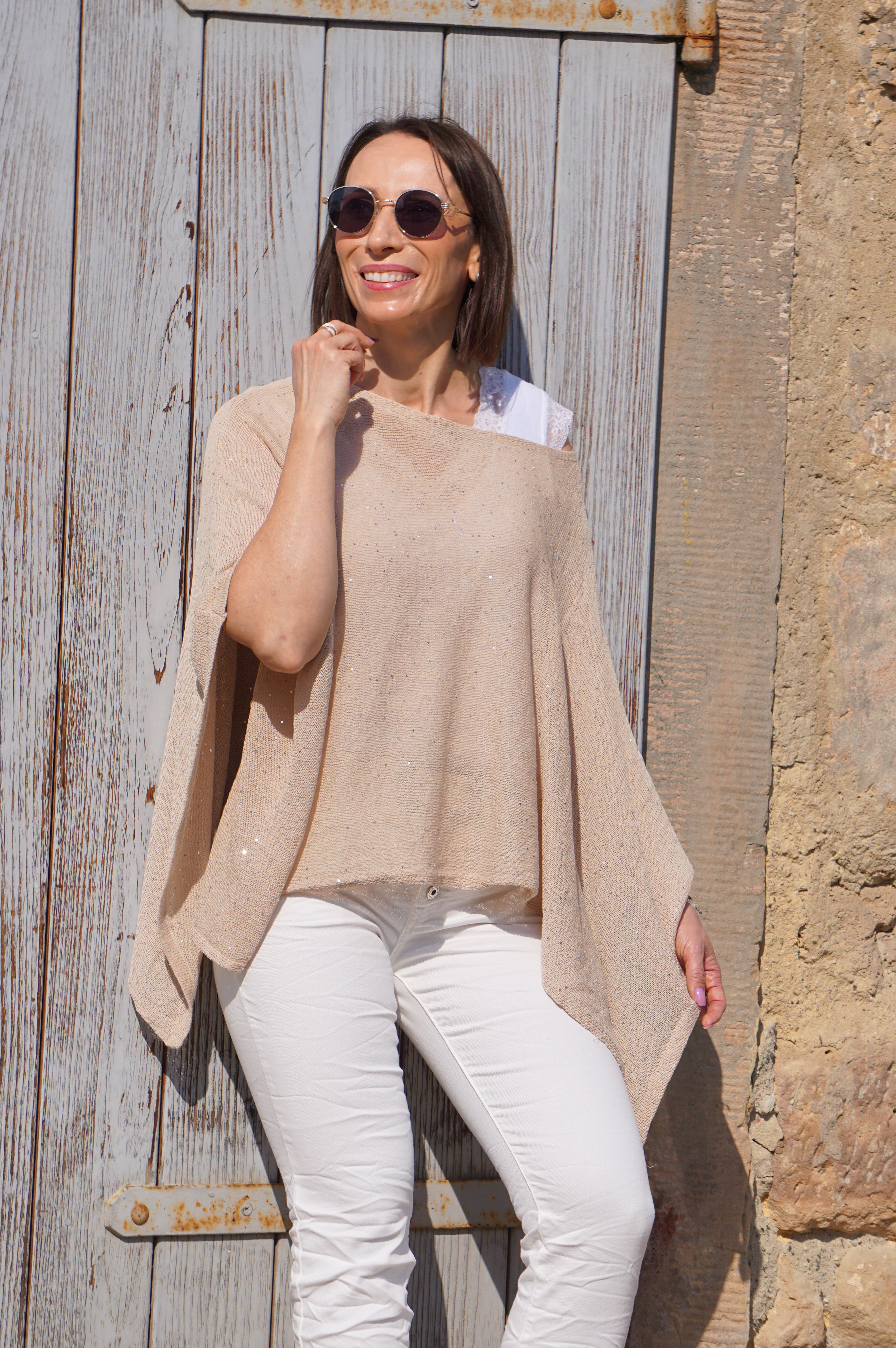 Feinstrickponcho mit eingearbeiteten Pailletten, beige