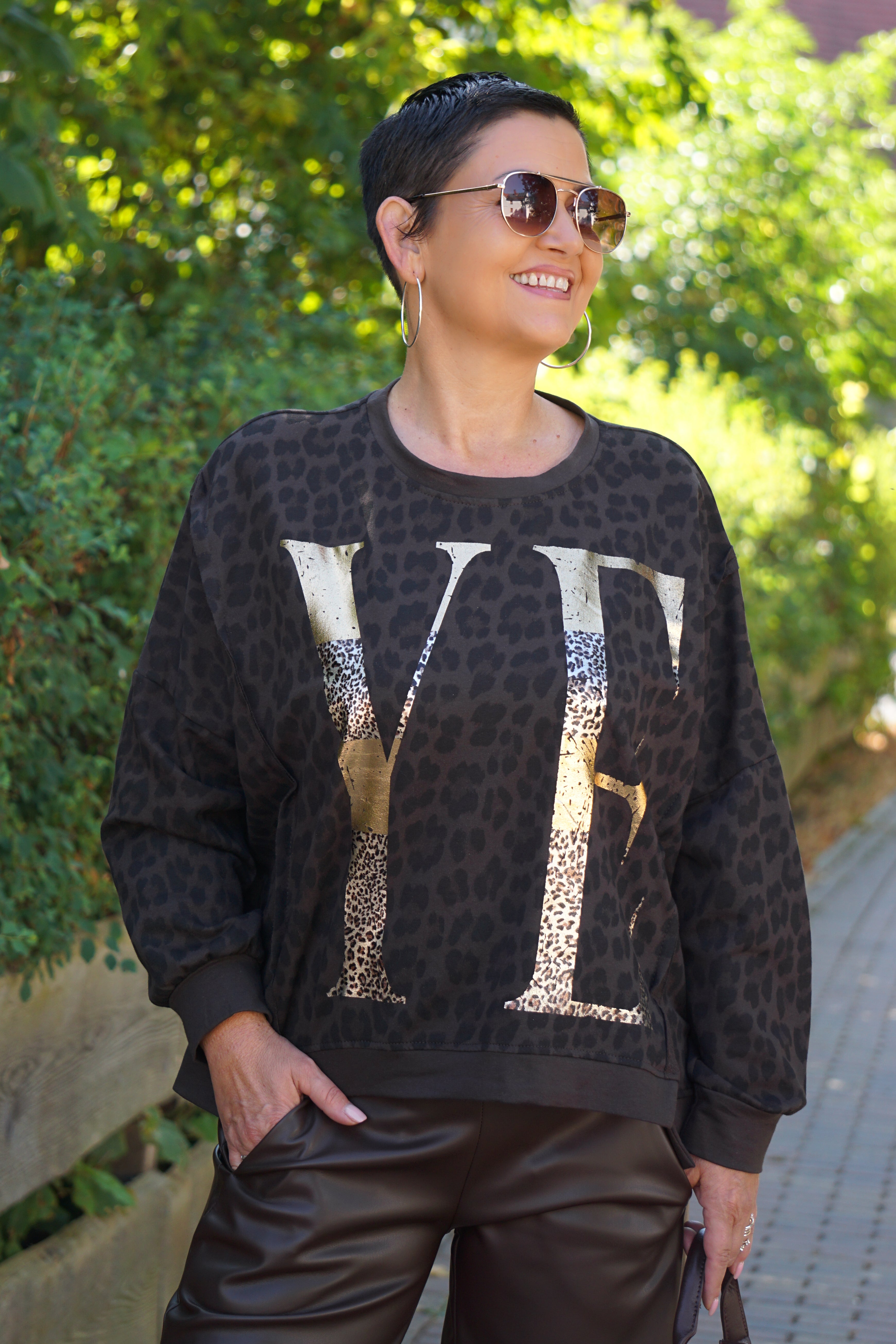 Sweatshirt mit Leo Print "YEAH", schokobraun