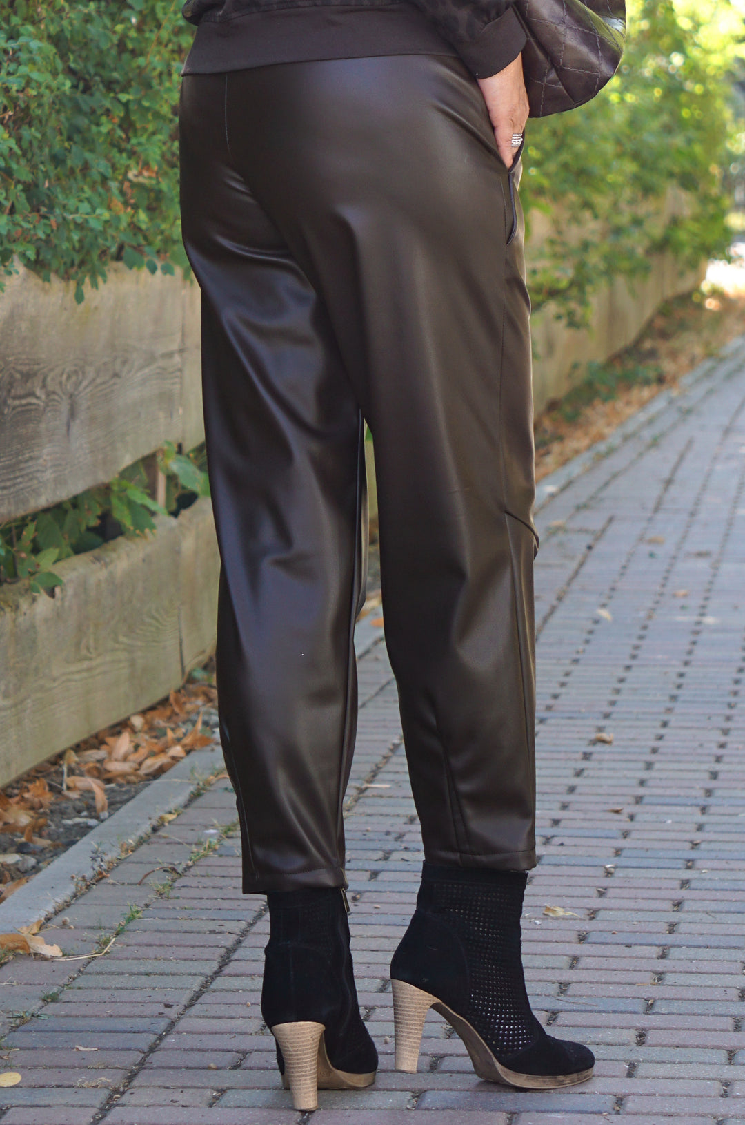 Lederimitathose mit Barrel Schnitt, schokobraun