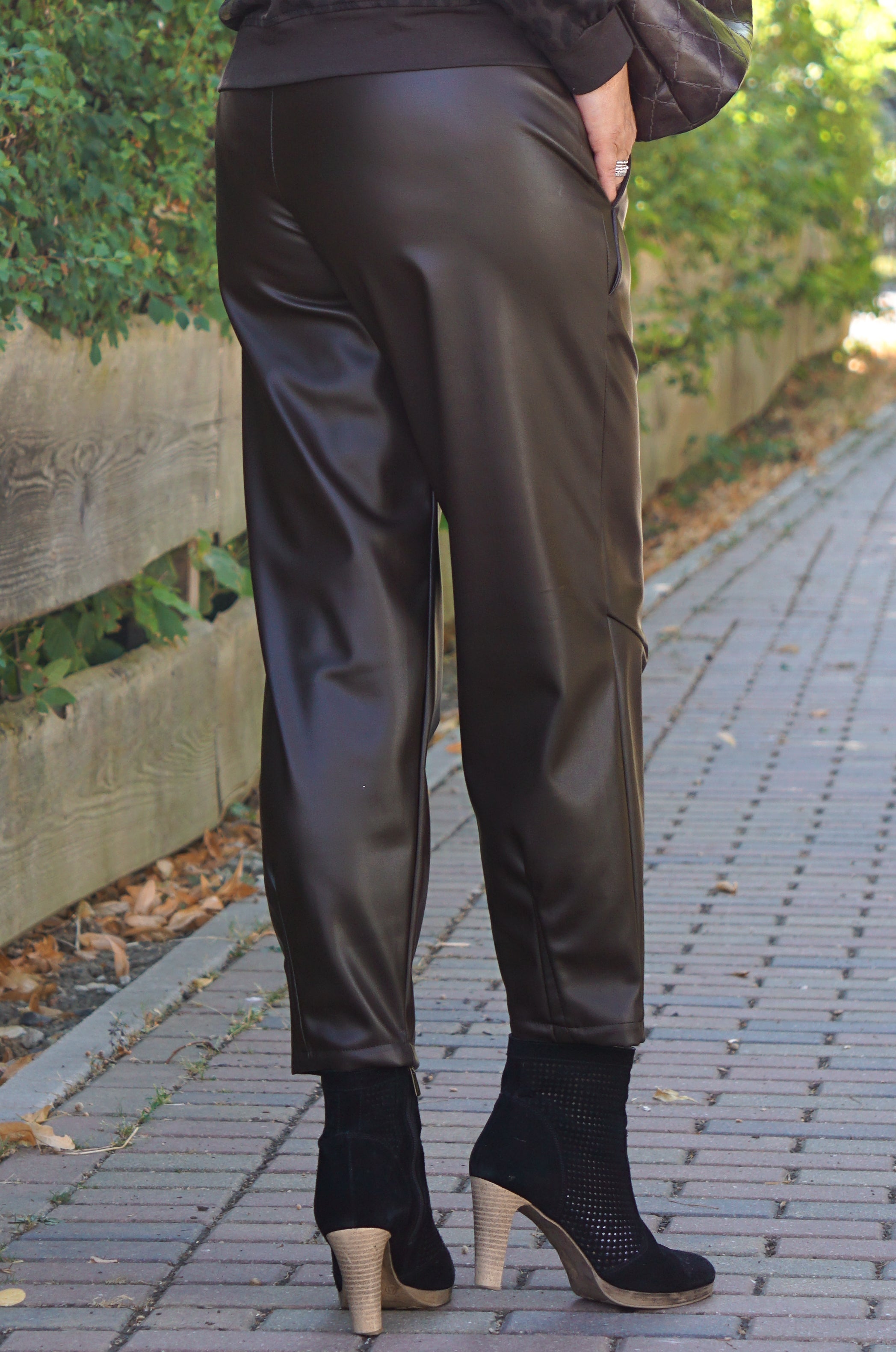 Lederimitathose mit Barrel Schnitt, schokobraun